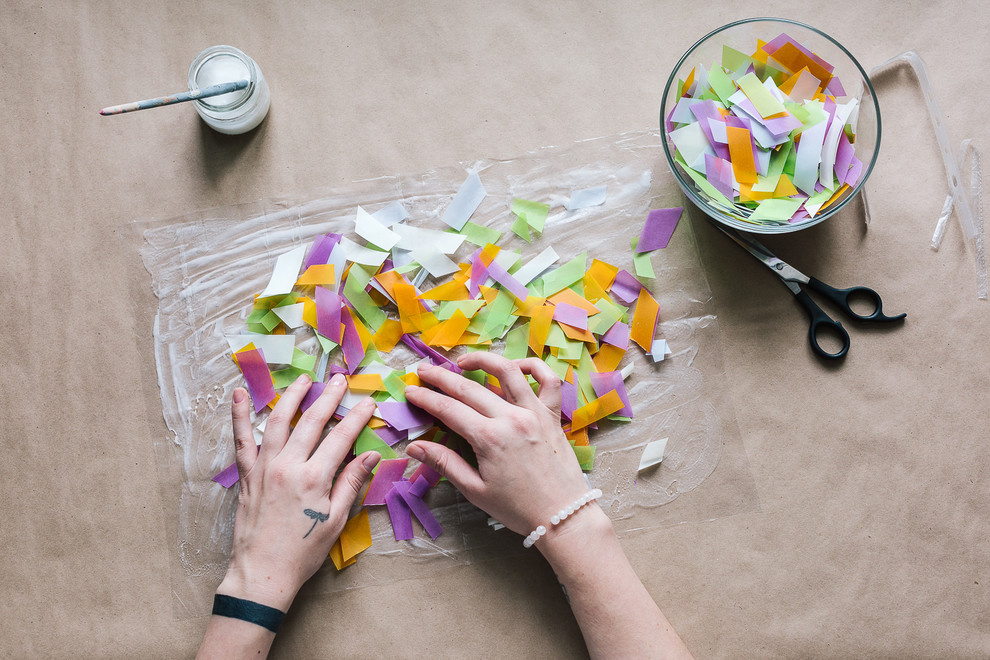 Своими руками: Новогодние силуэты из бумаги на окне