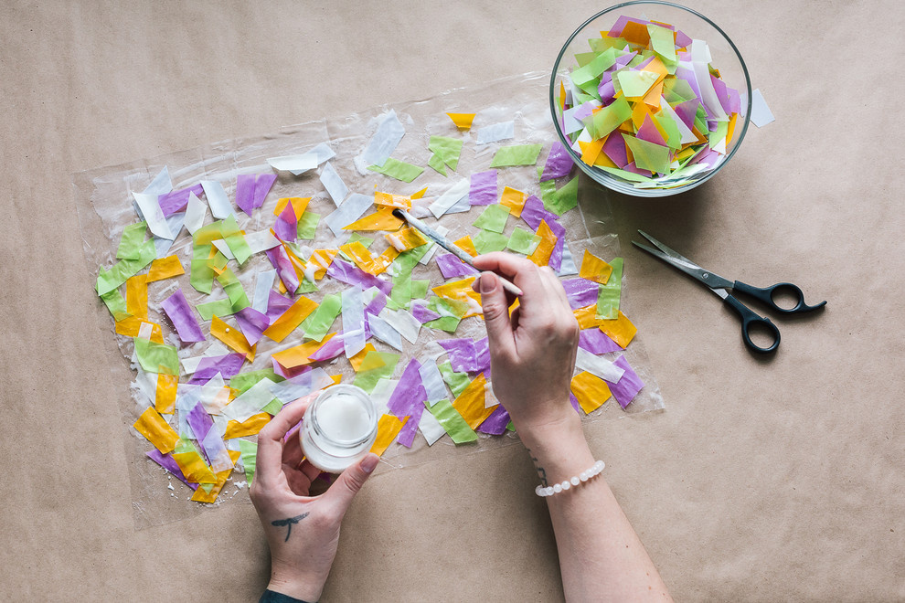 Своими руками: Новогодние силуэты из бумаги на окне