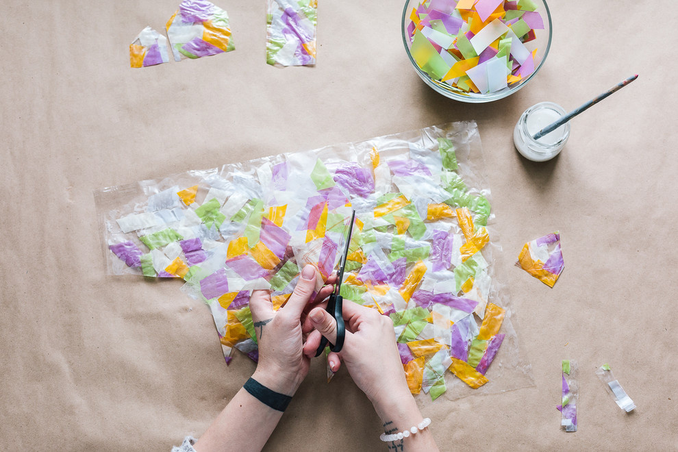 Своими руками: Новогодние силуэты из бумаги на окне