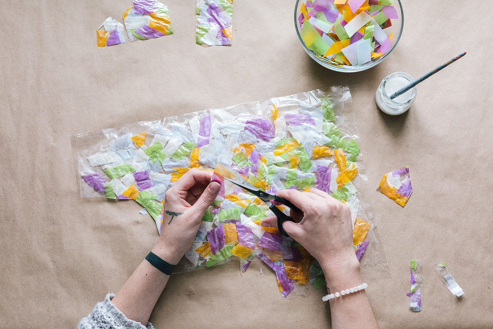 Своими руками: Новогодние силуэты из бумаги на окне