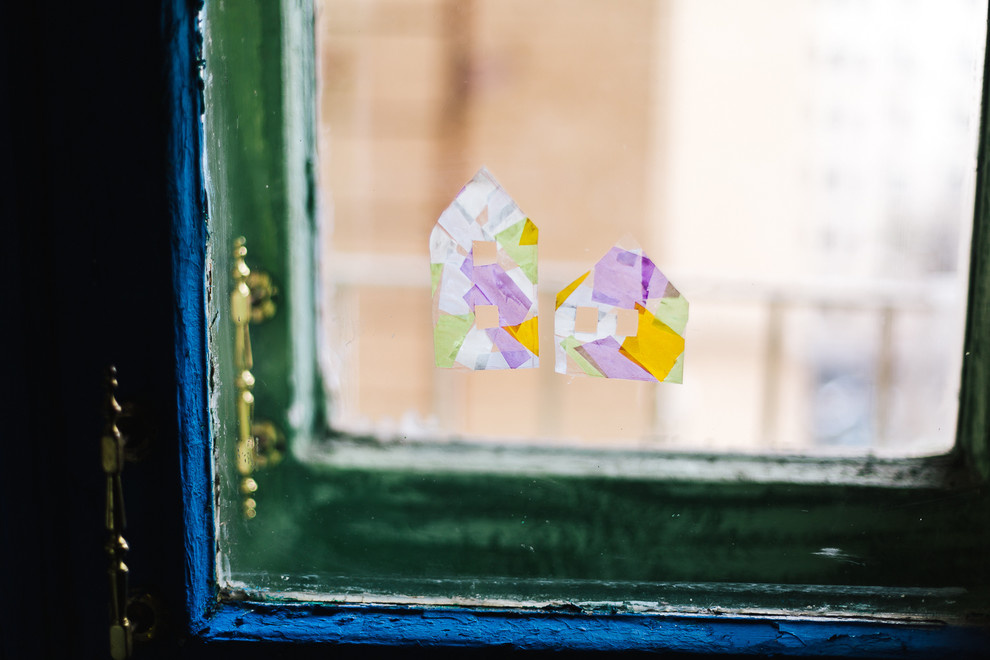 Своими руками: Новогодние силуэты из бумаги на окне