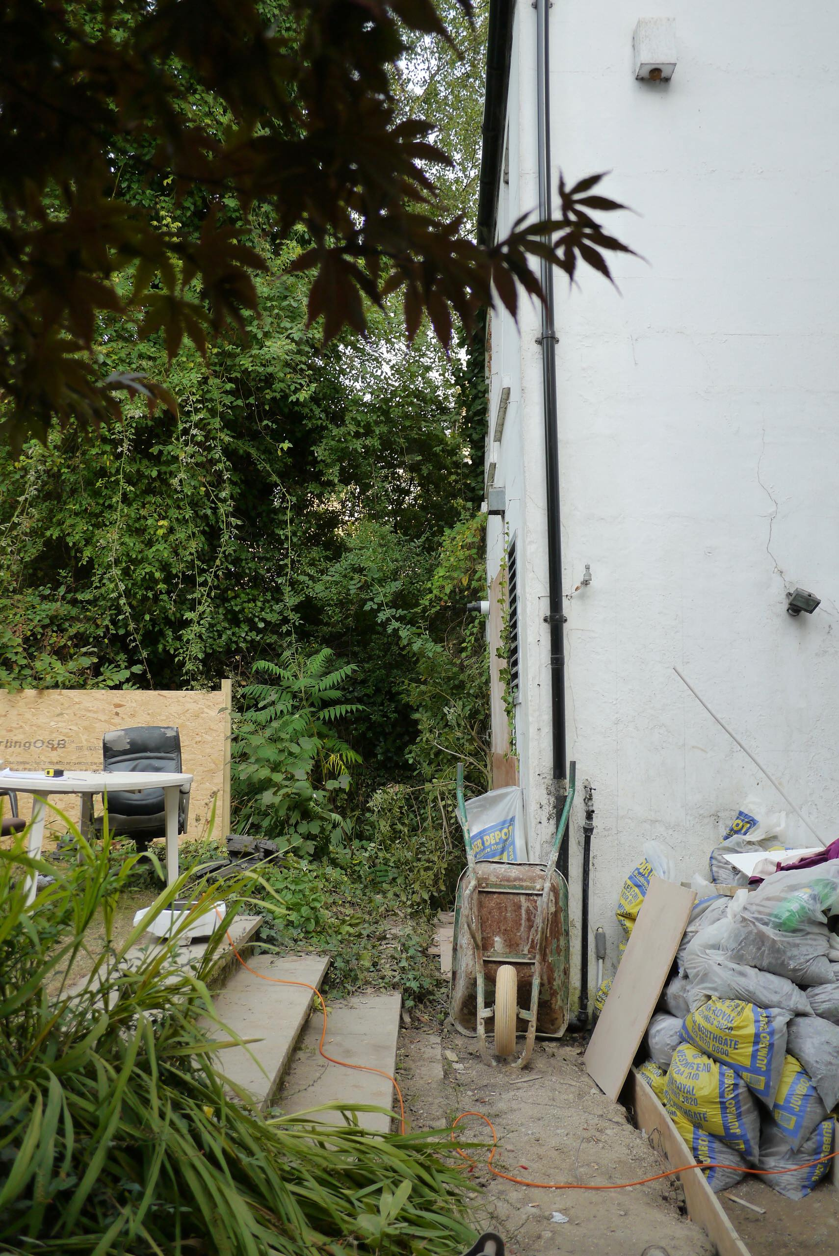 До и после: Пышный сад с эффектной каменной стеной