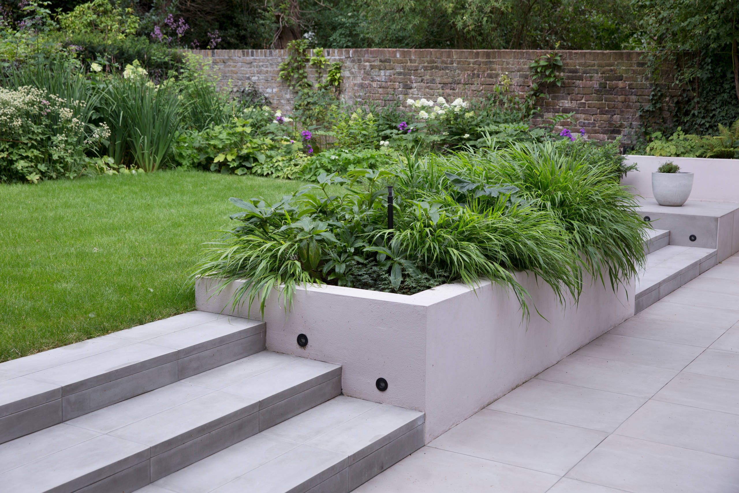 До и после: Пышный сад с эффектной каменной стеной