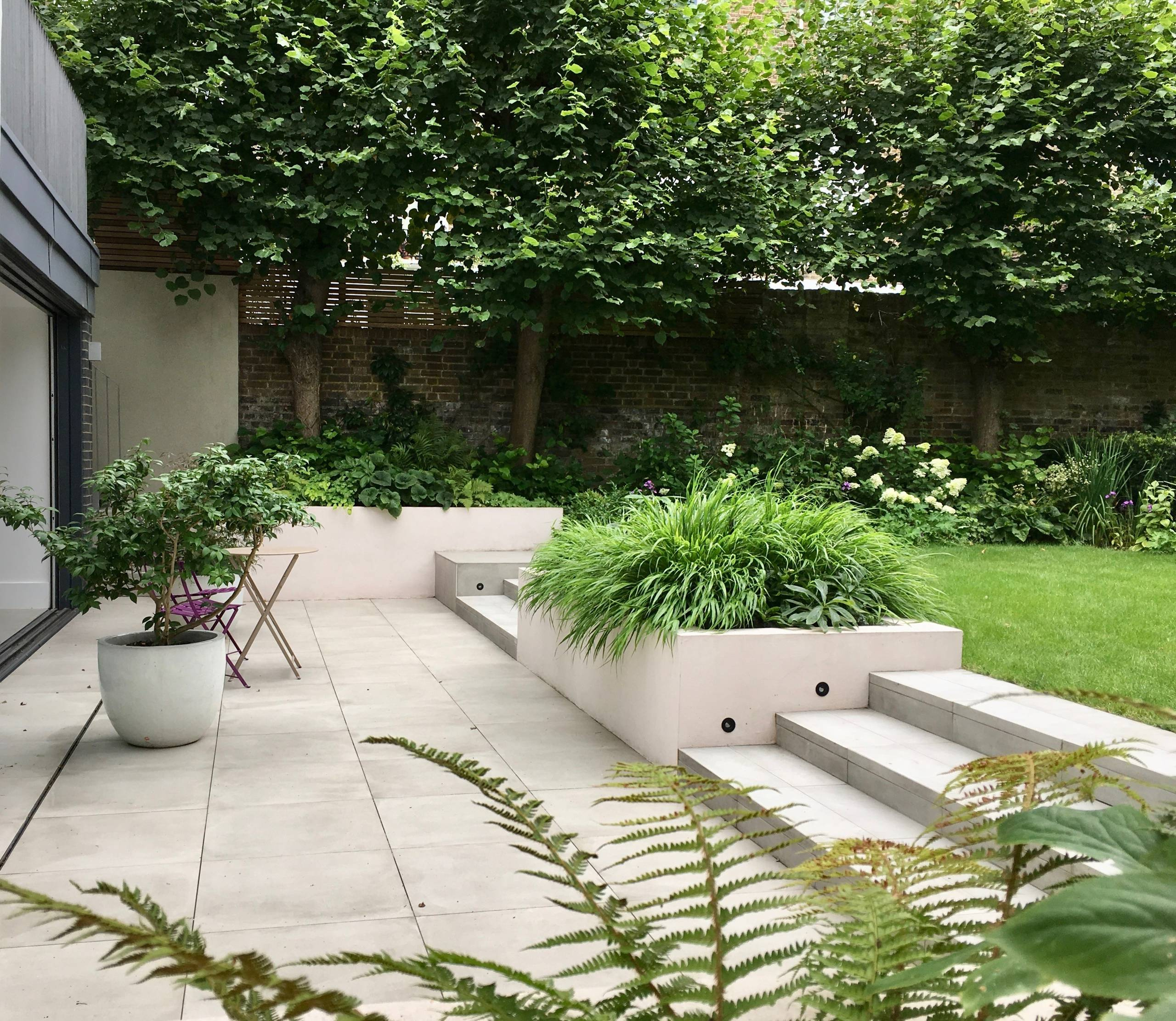 До и после: Пышный сад с эффектной каменной стеной