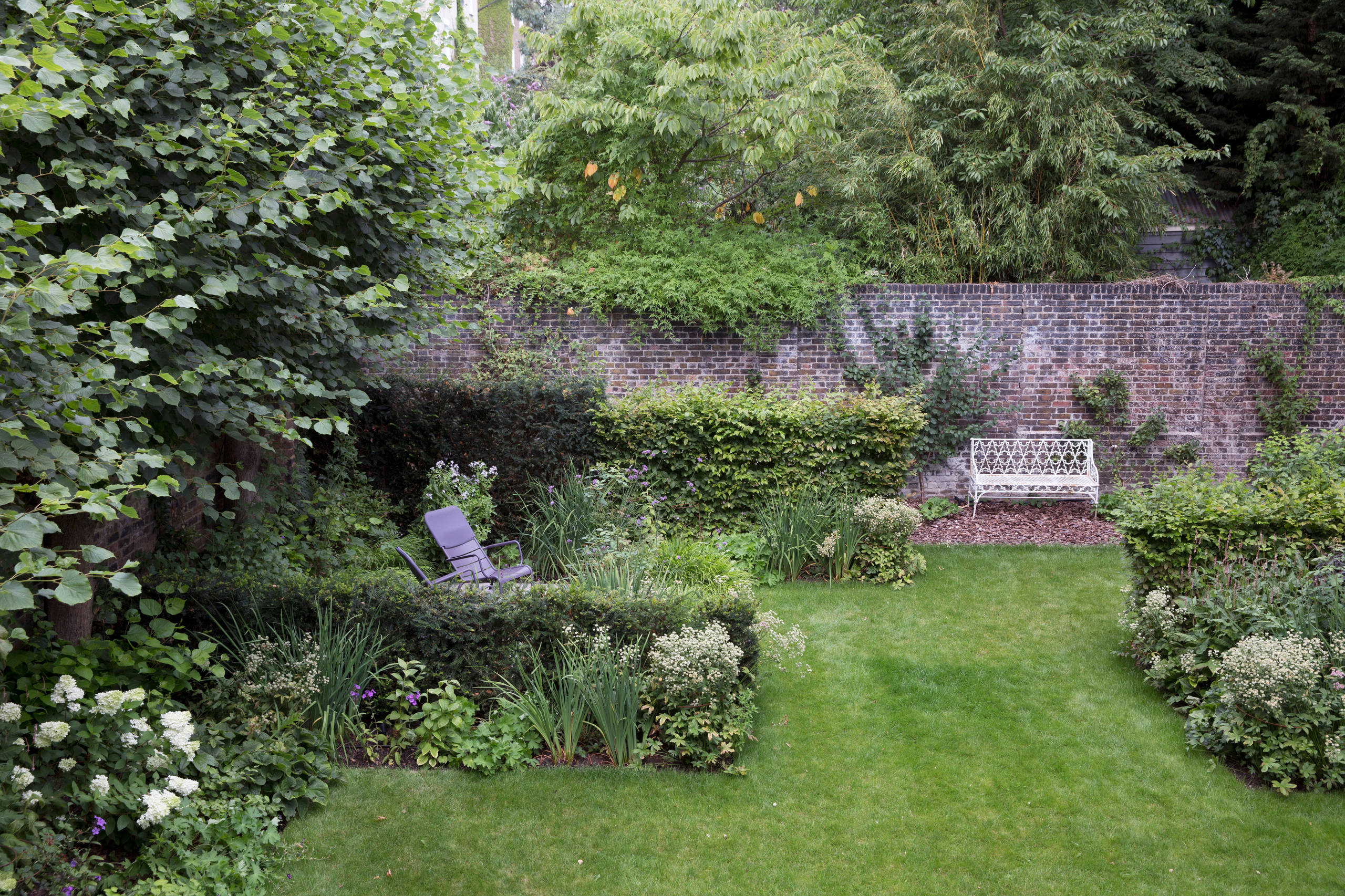 До и после: Пышный сад с эффектной каменной стеной