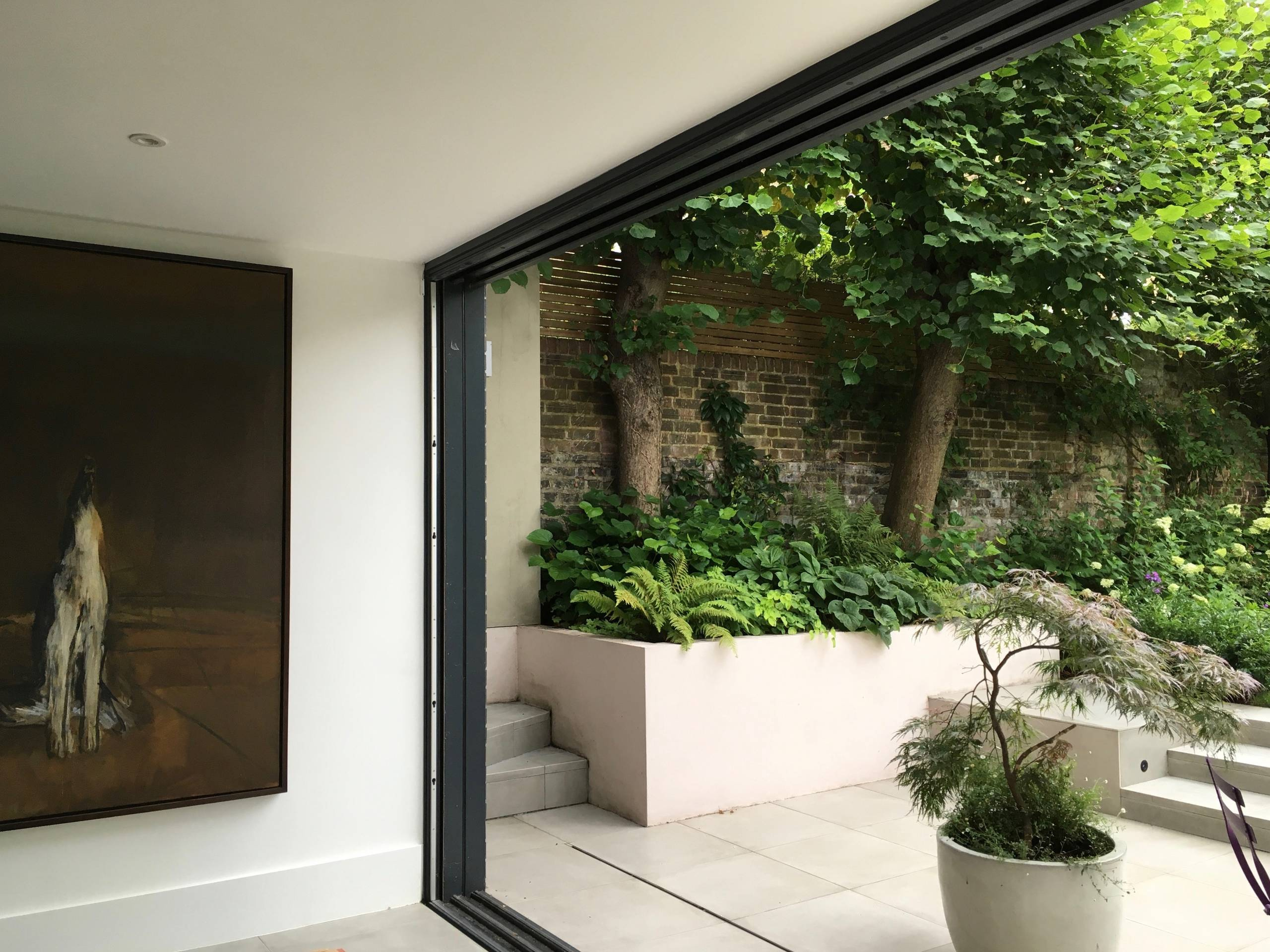 До и после: Пышный сад с эффектной каменной стеной