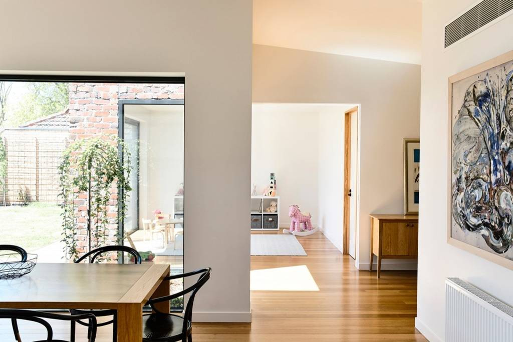 Houzz Австралия: Дом 1940-х, с пристройкой из старых кирпичей