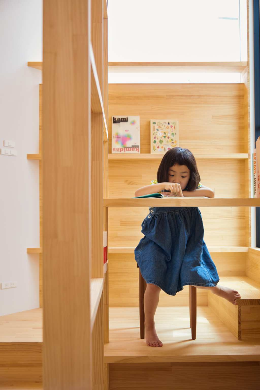 Houzz Япония: Узкий дом в Осаке с необычной лестницей