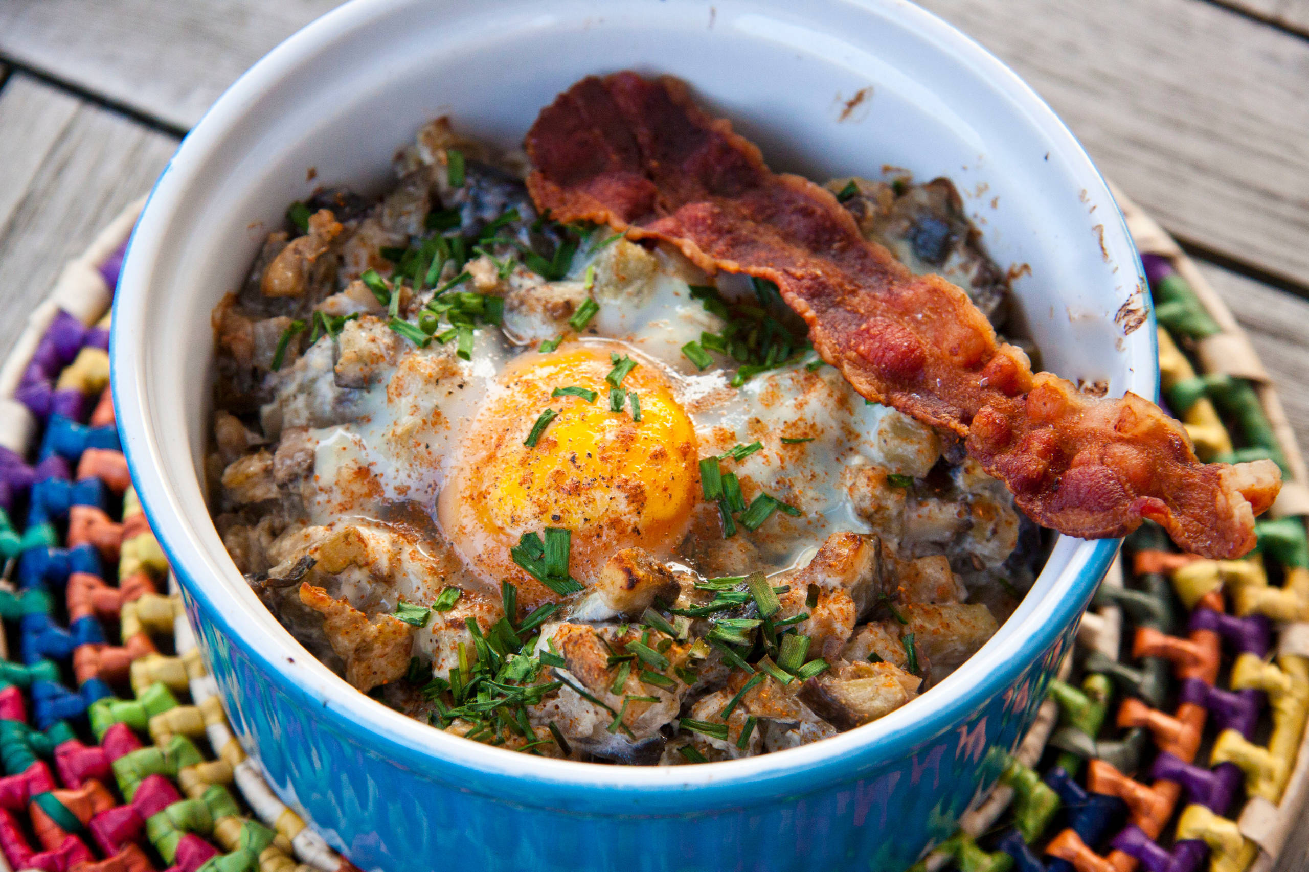 Рецепт: Запеканка из баклажанов, яиц и чипсов из бекона