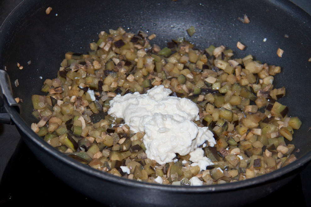 Рецепт: Запеканка из баклажанов, яиц и чипсов из бекона