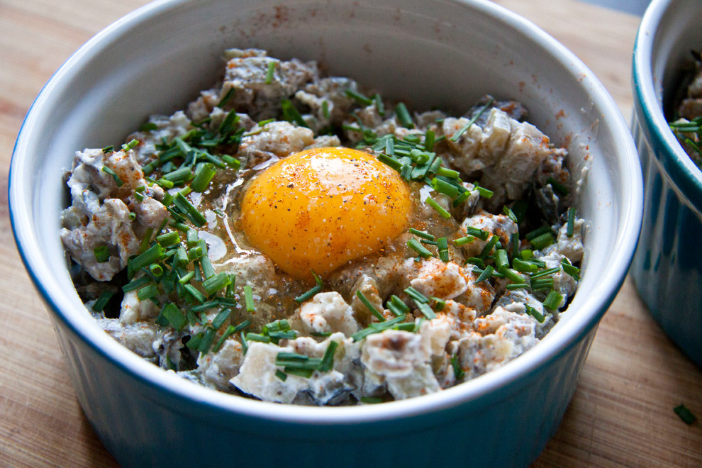 Рецепт: Запеканка из баклажанов, яиц и чипсов из бекона