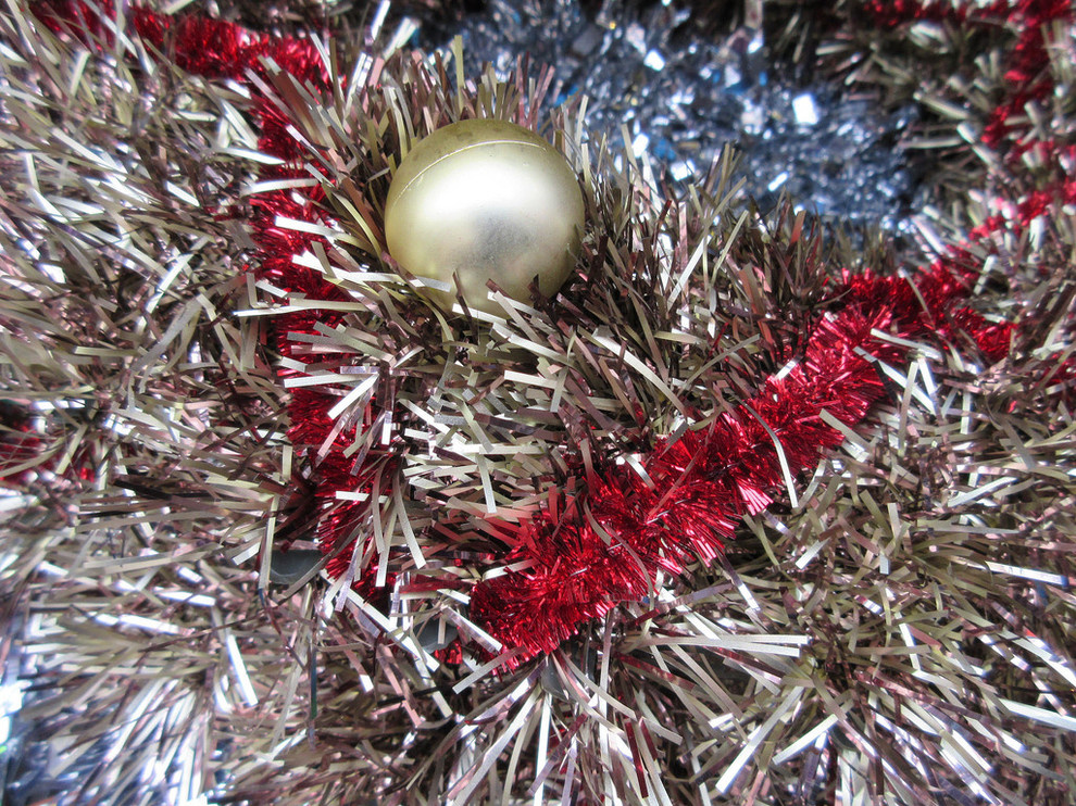 Вопрос: «Дождик» на елке — устарел или все же нет