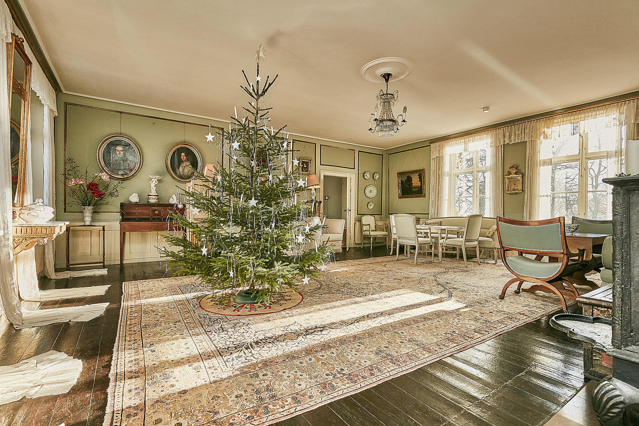 Вопрос: «Дождик» на елке — устарел или все же нет