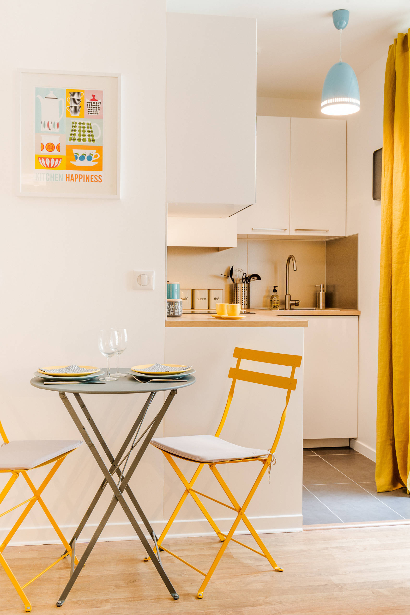 Houzz Франция: Цитрусовые стены парижской студии для гостей