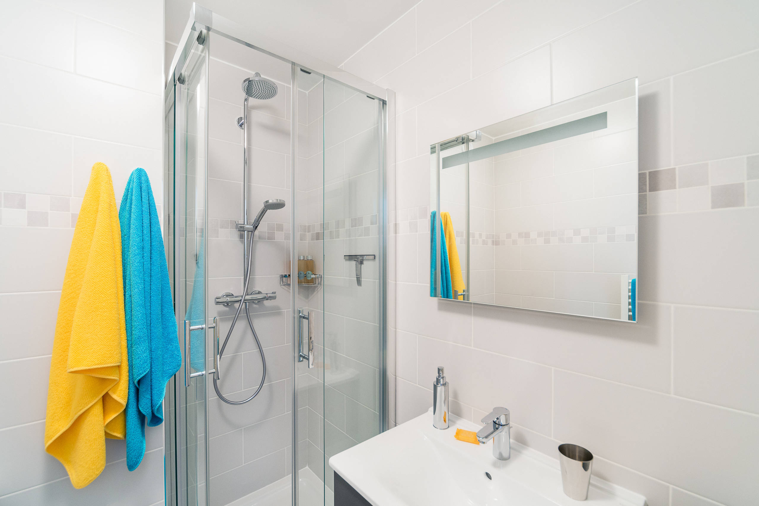 Houzz Франция: Цитрусовые стены парижской студии для гостей