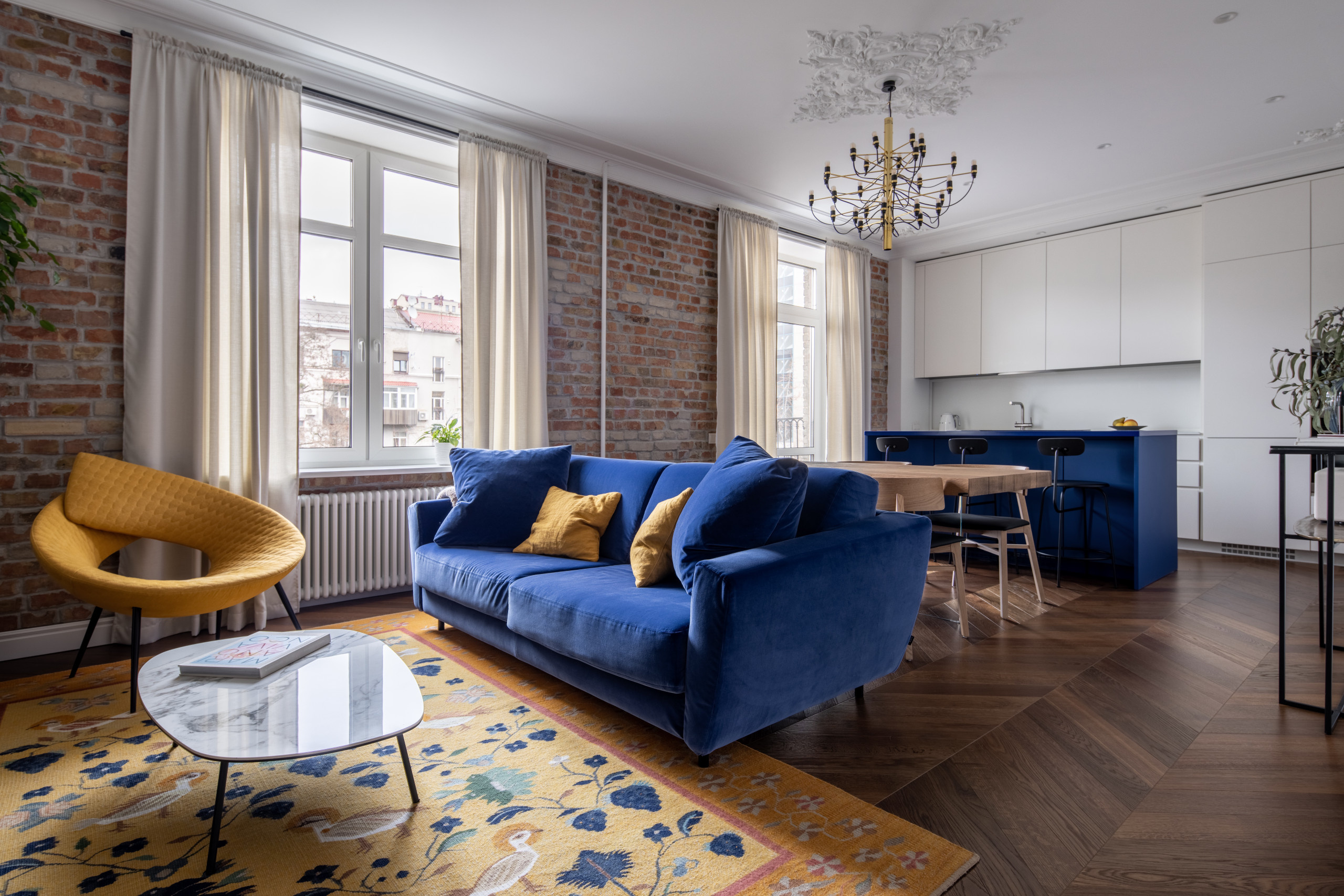 Houzz Украина: Синий Кляйна и латунная стена в ванной