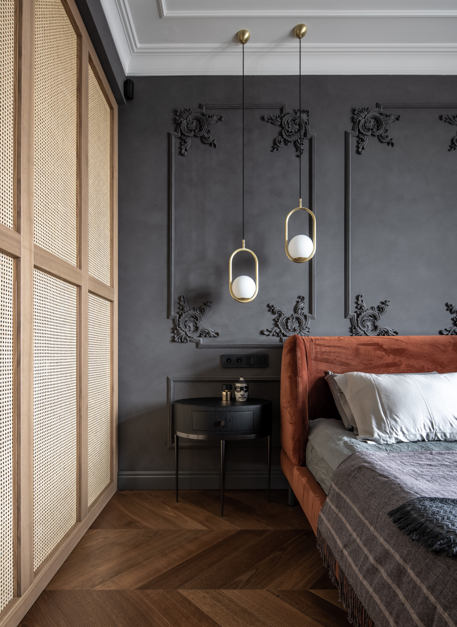 Houzz Украина: Синий Кляйна и латунная стена в ванной