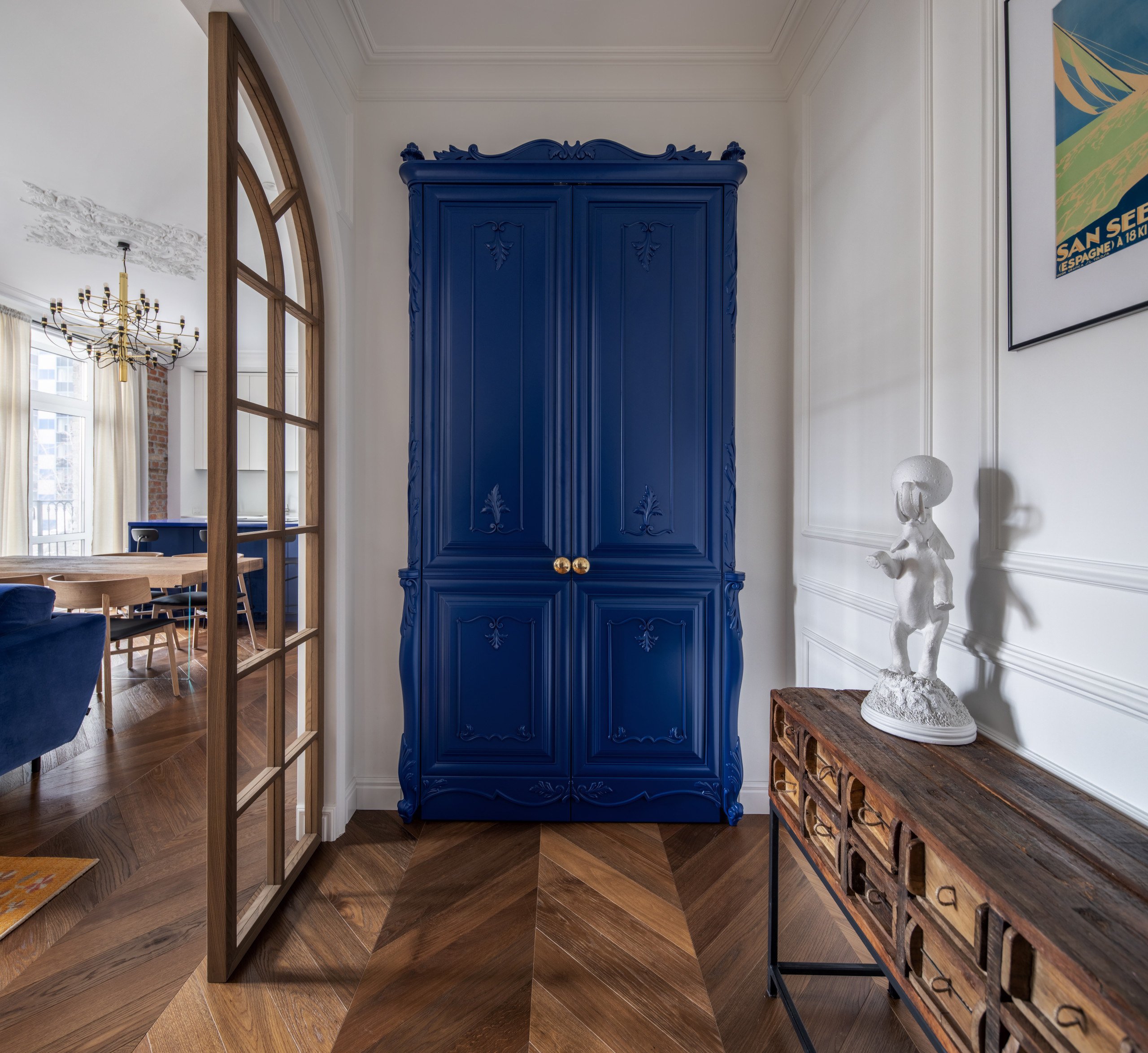 Houzz Украина: Синий Кляйна и латунная стена в ванной