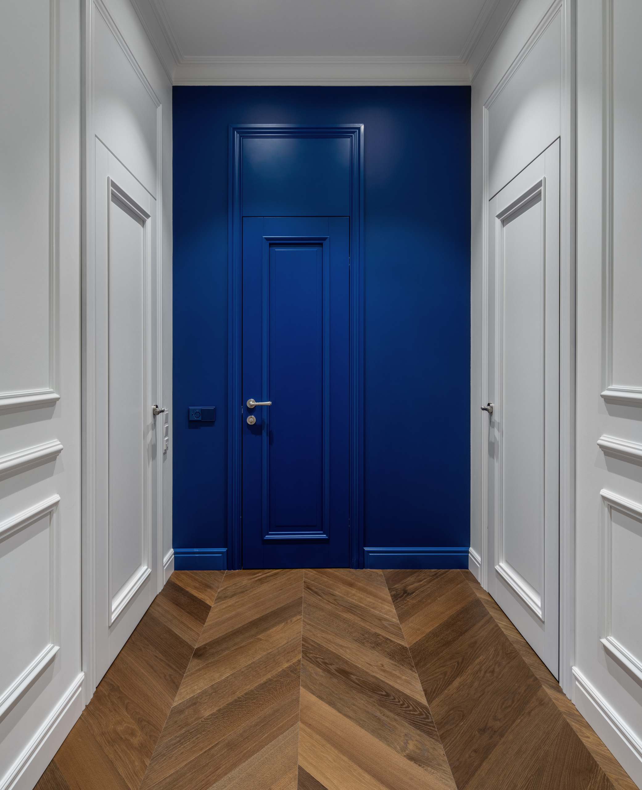 Houzz Украина: Синий Кляйна и латунная стена в ванной