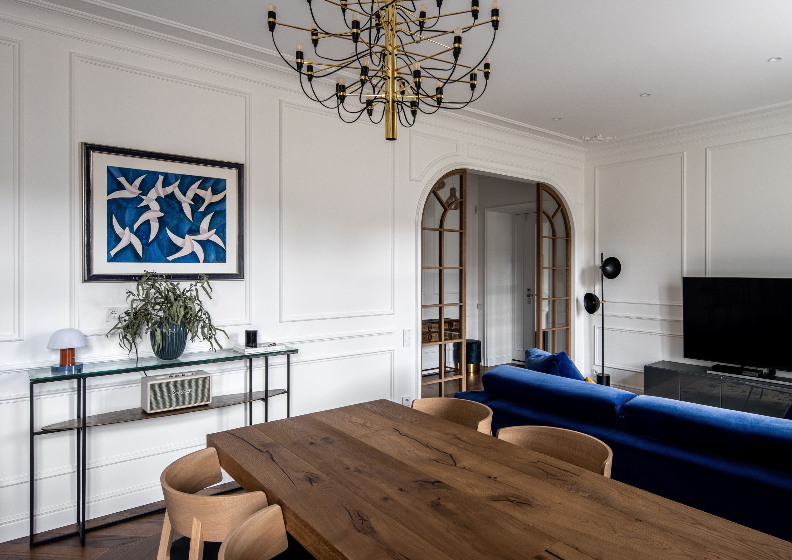 Houzz Украина: Синий Кляйна и латунная стена в ванной