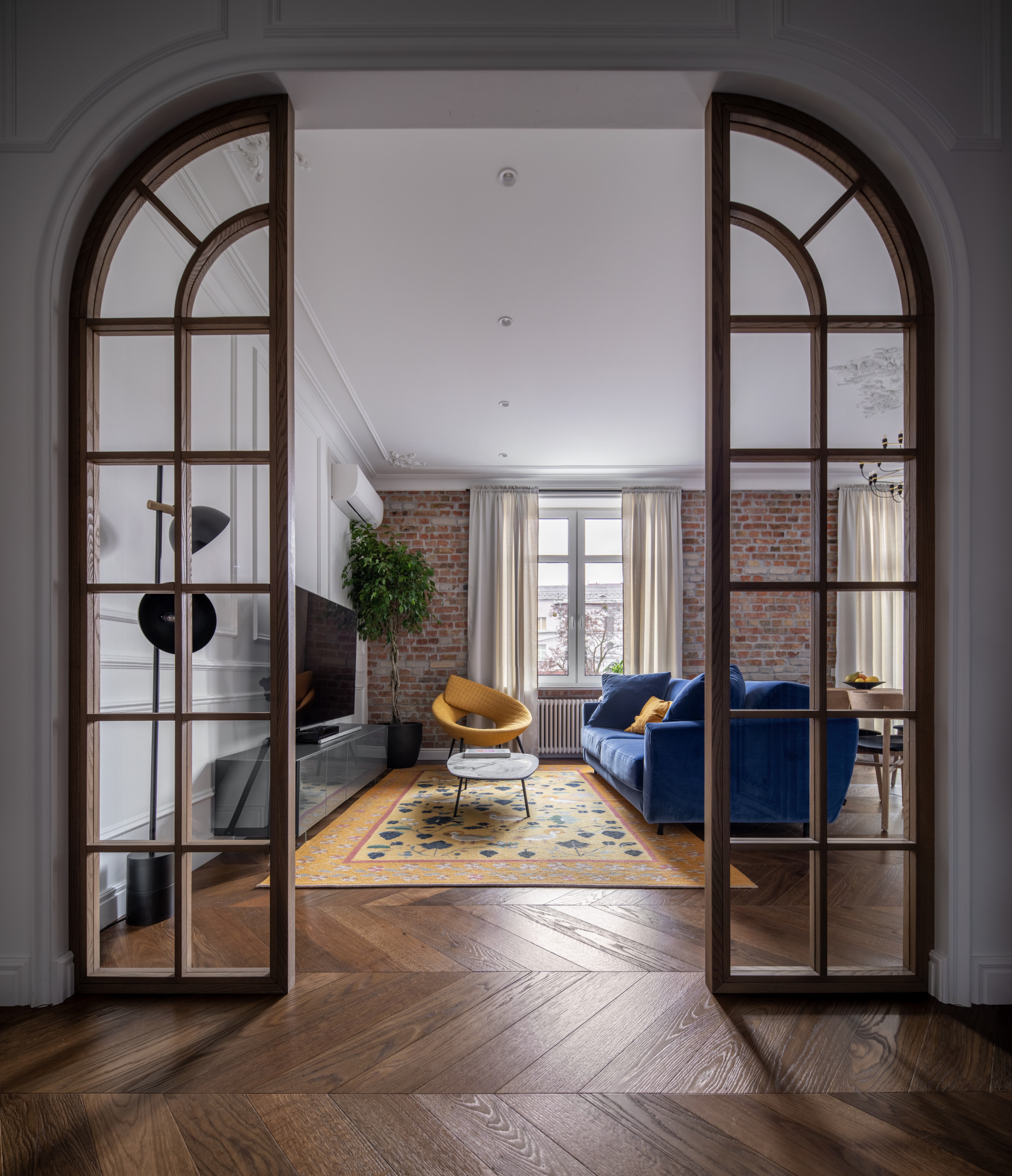 Houzz Украина: Синий Кляйна и латунная стена в ванной