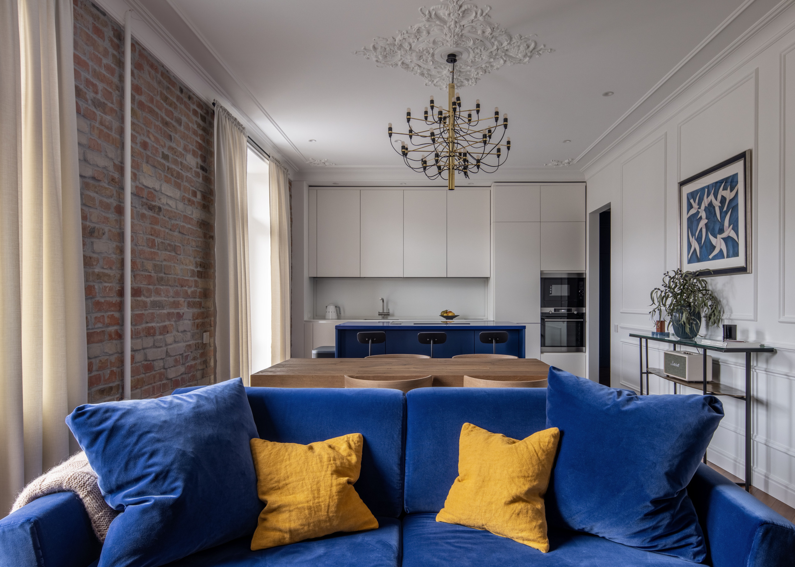 Houzz Украина: Синий Кляйна и латунная стена в ванной