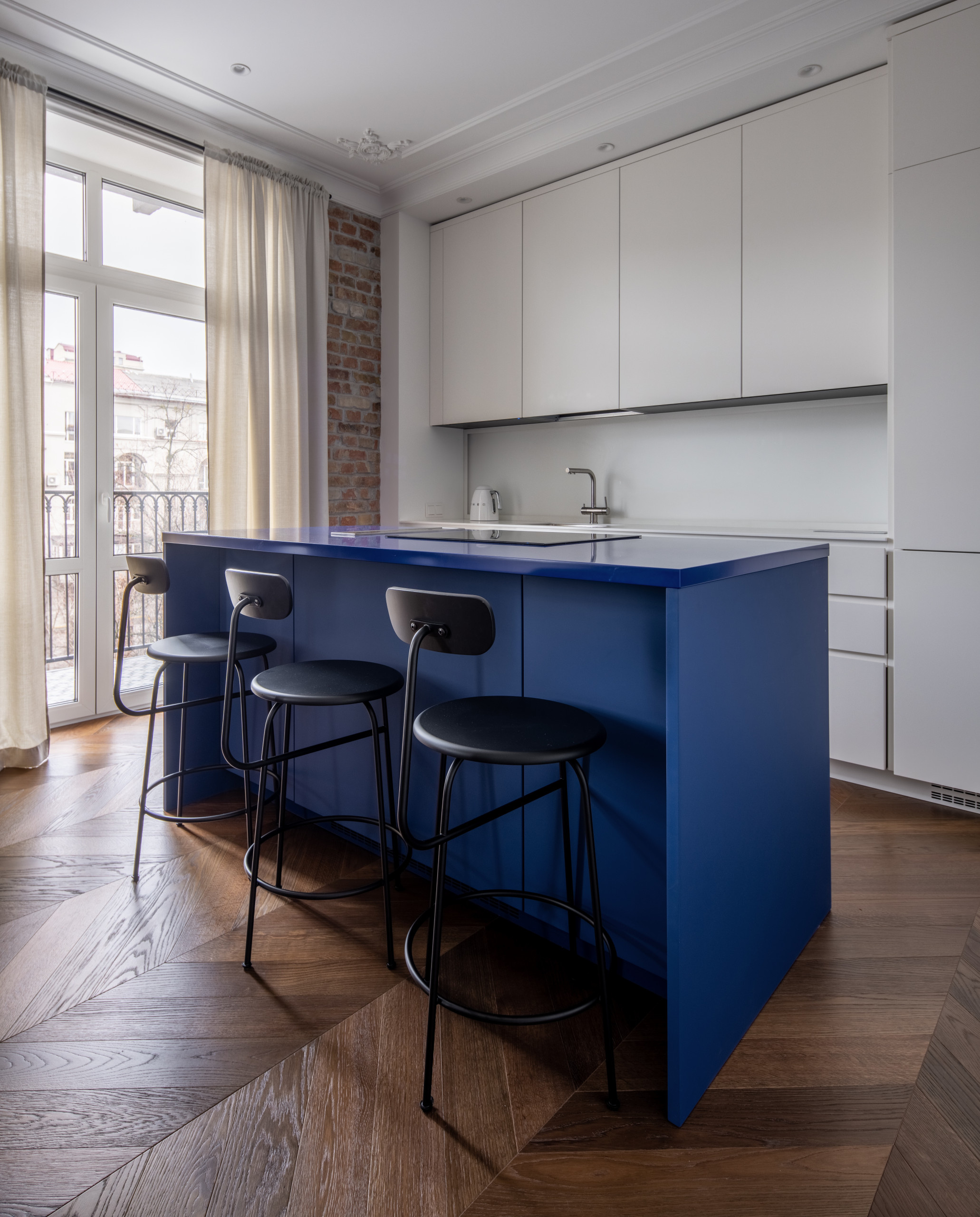 Houzz Украина: Синий Кляйна и латунная стена в ванной