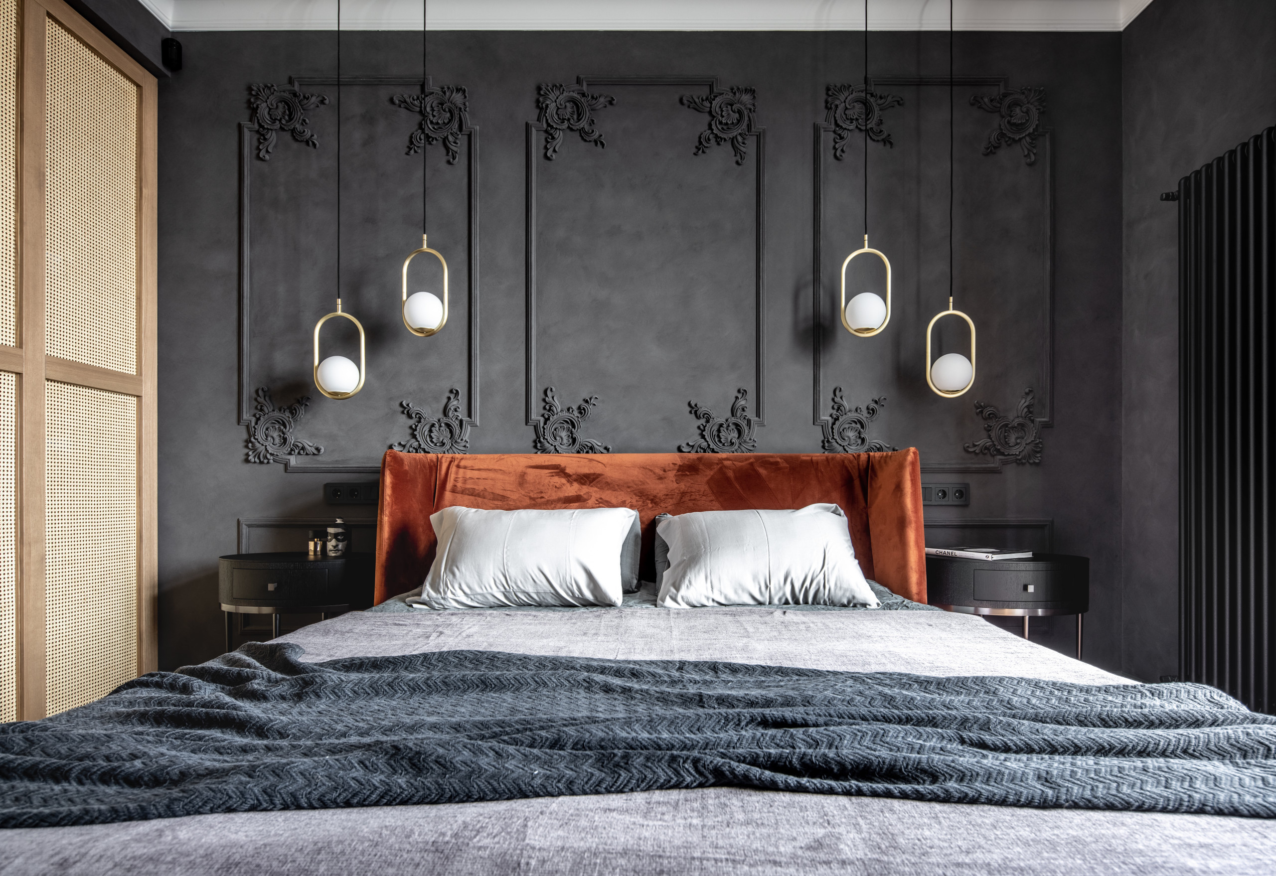 Houzz Украина: Синий Кляйна и латунная стена в ванной