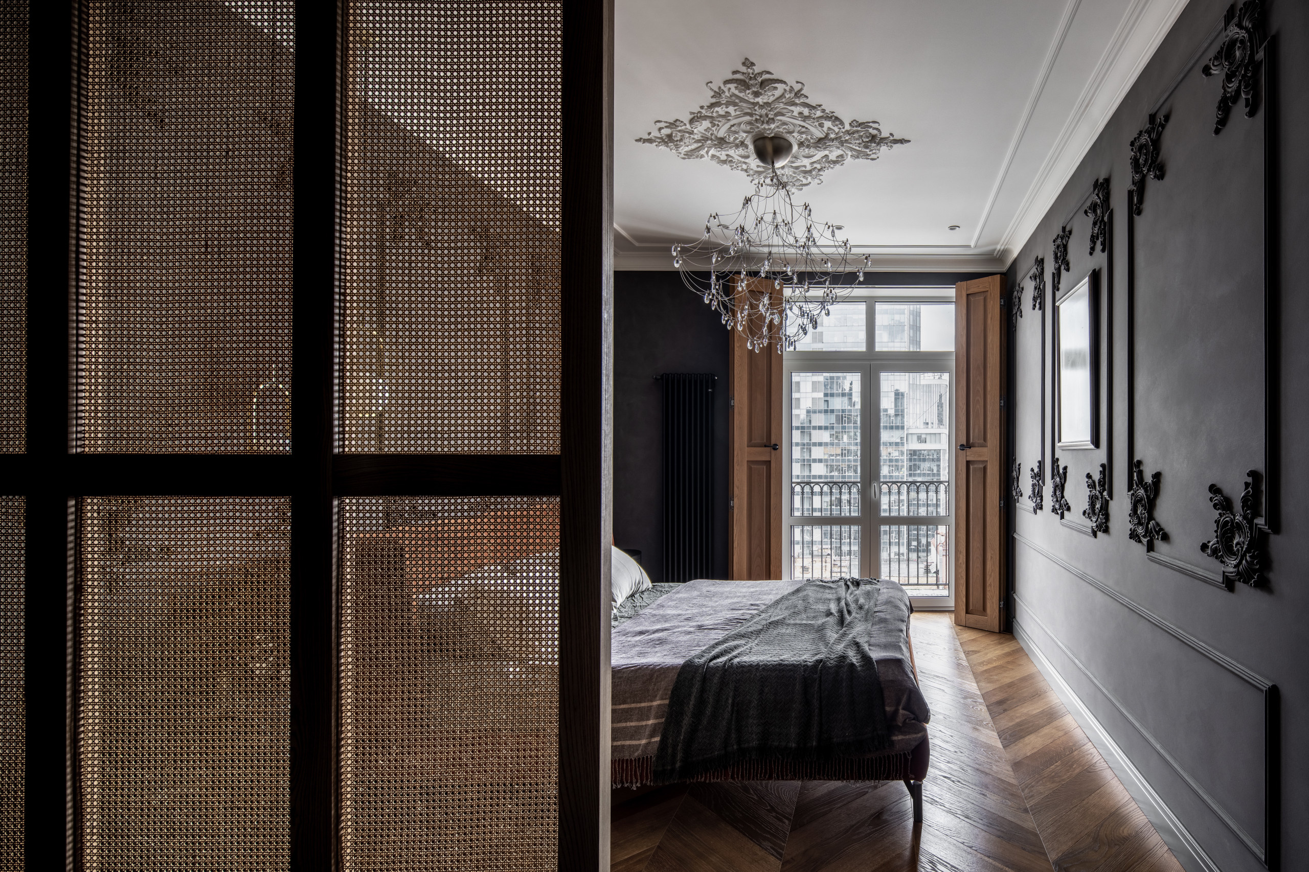 Houzz Украина: Синий Кляйна и латунная стена в ванной