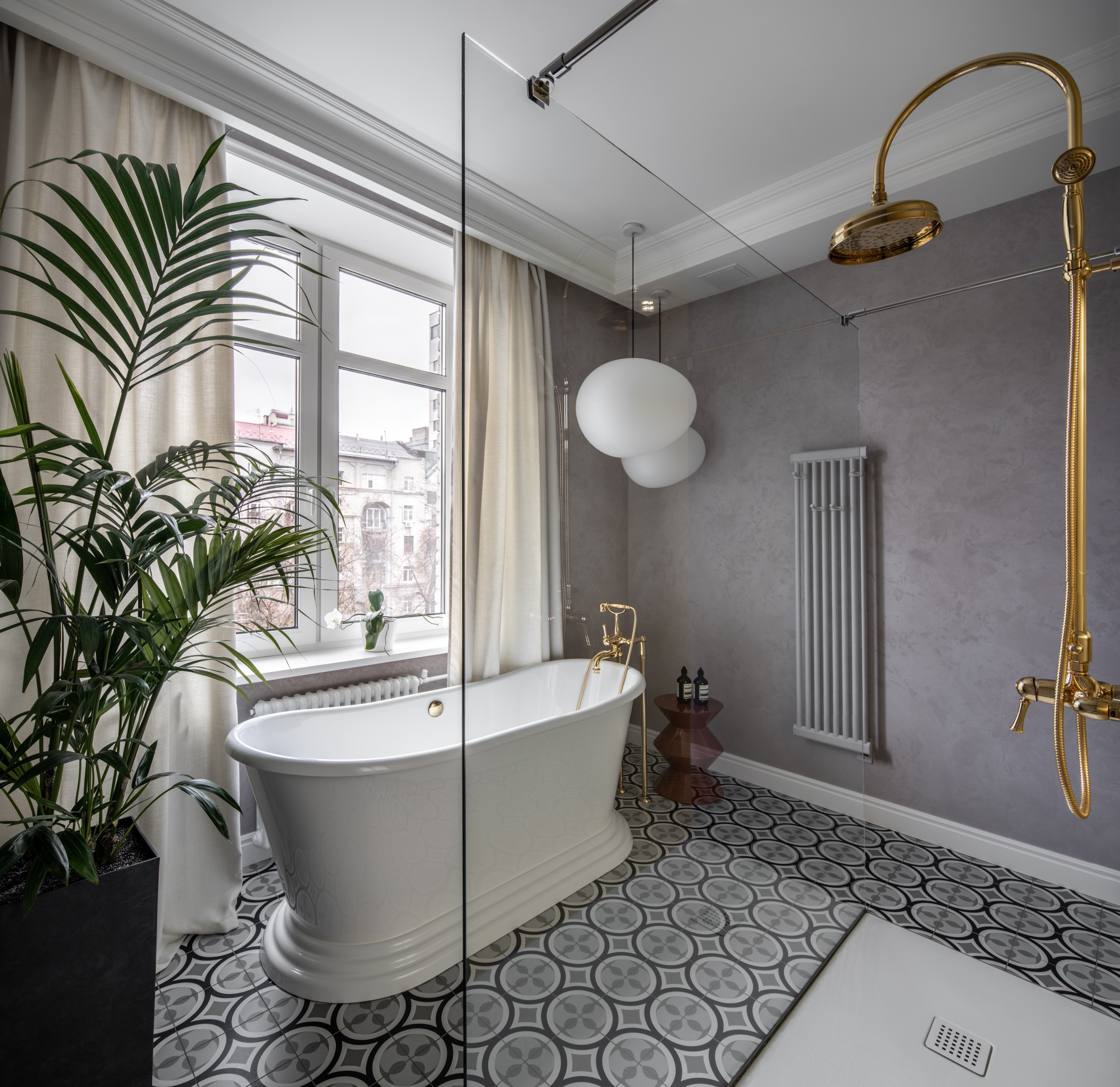 Houzz Украина: Синий Кляйна и латунная стена в ванной