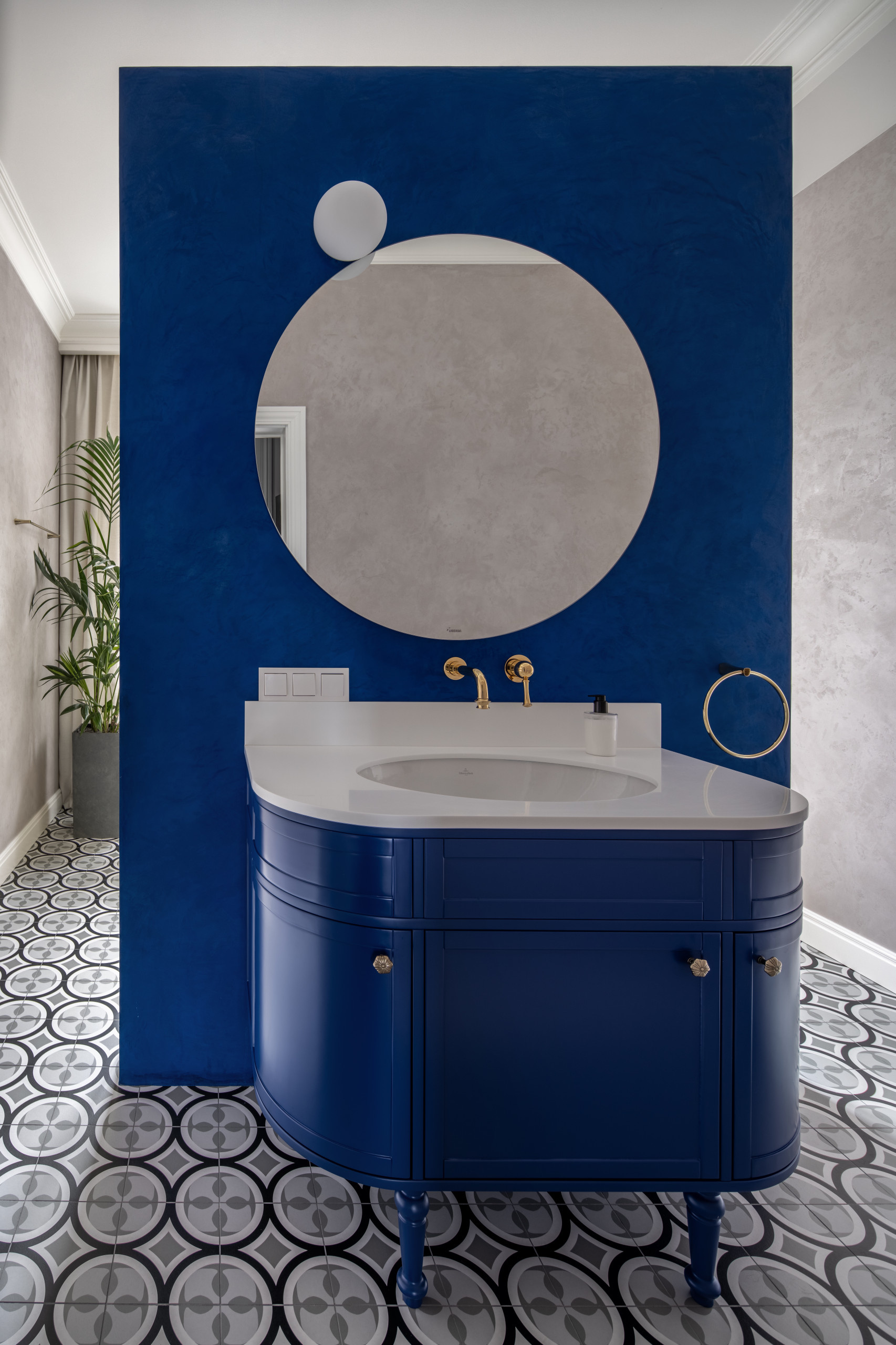 Houzz Украина: Синий Кляйна и латунная стена в ванной