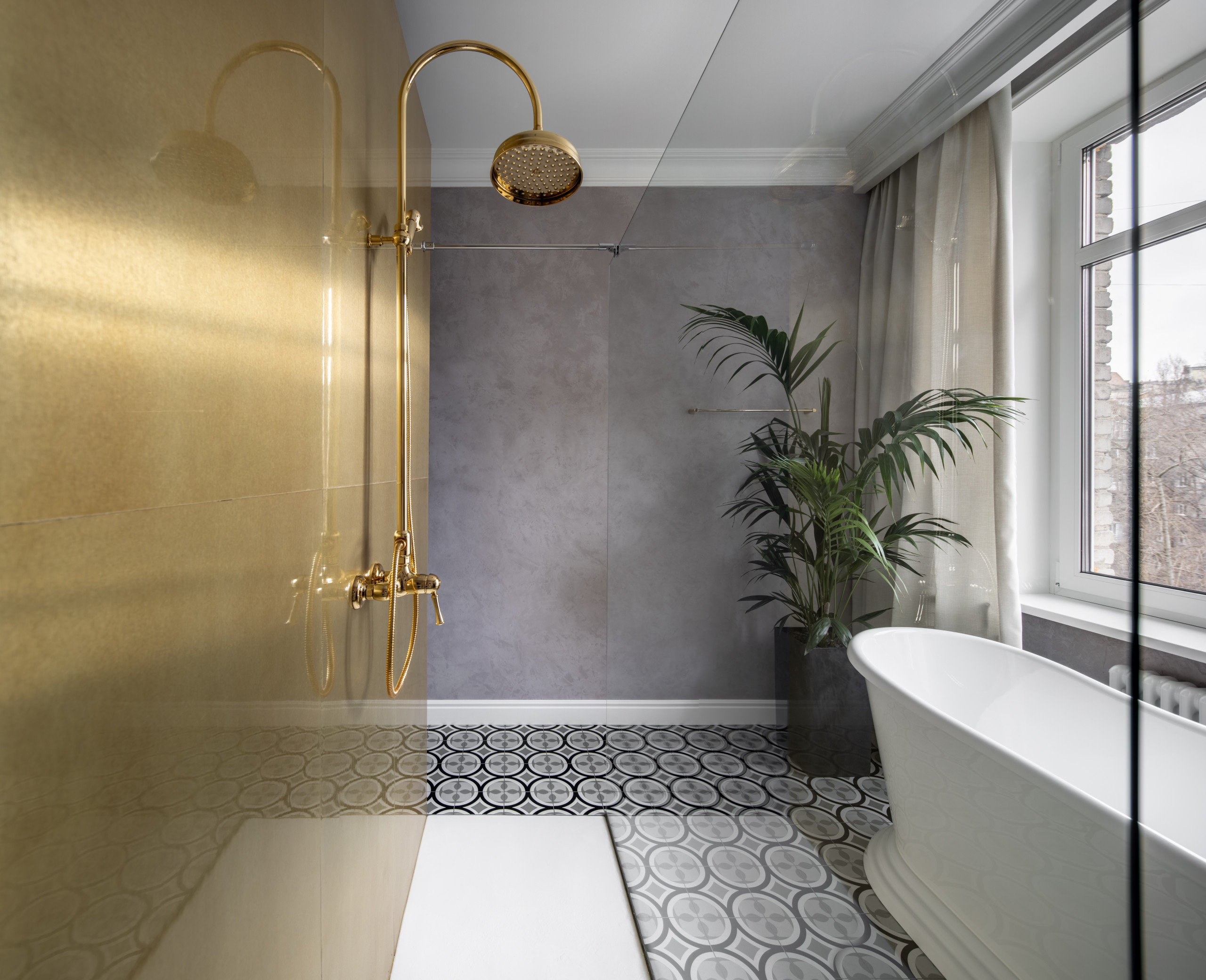 Houzz Украина: Синий Кляйна и латунная стена в ванной