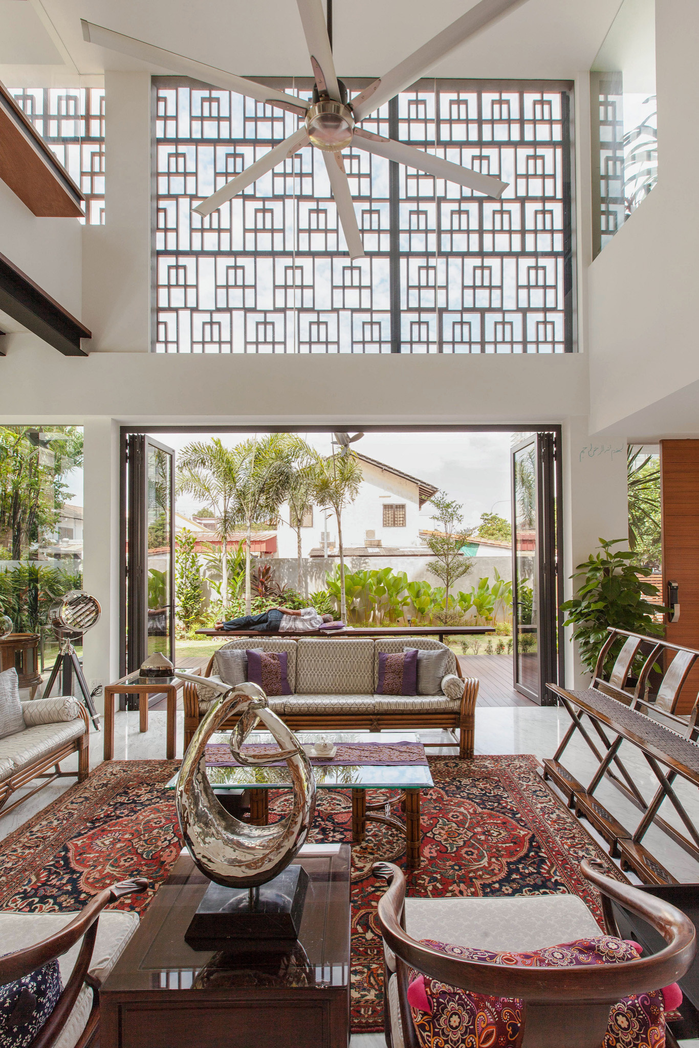 Houzz Сингапур: Бунгало с резным фасадом - ширмой