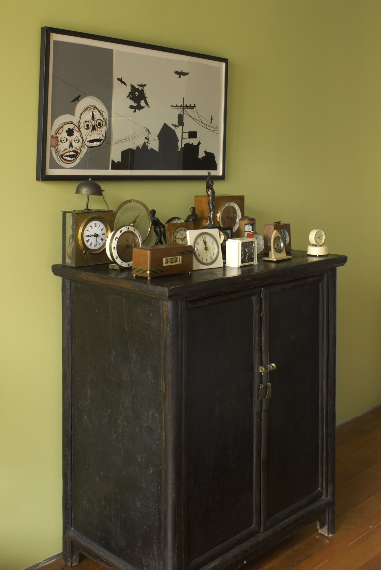 Что делать с мелким декором, если он грозит заполнить собой весь дом