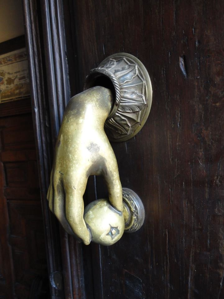 9 фактов о... дверных молотках