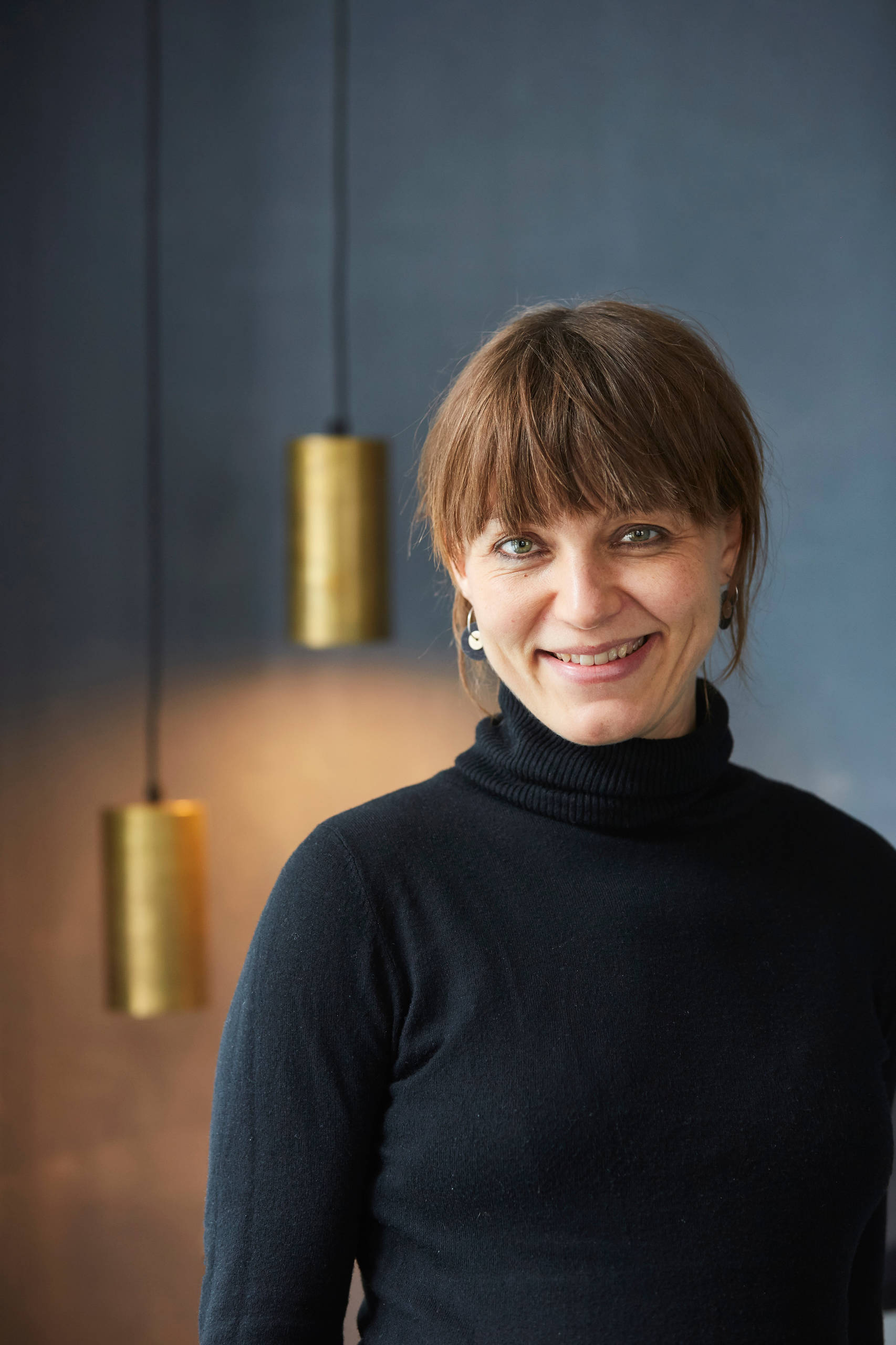 Houzz Дания: Квартира в темных тонах с золотым узором на потолке