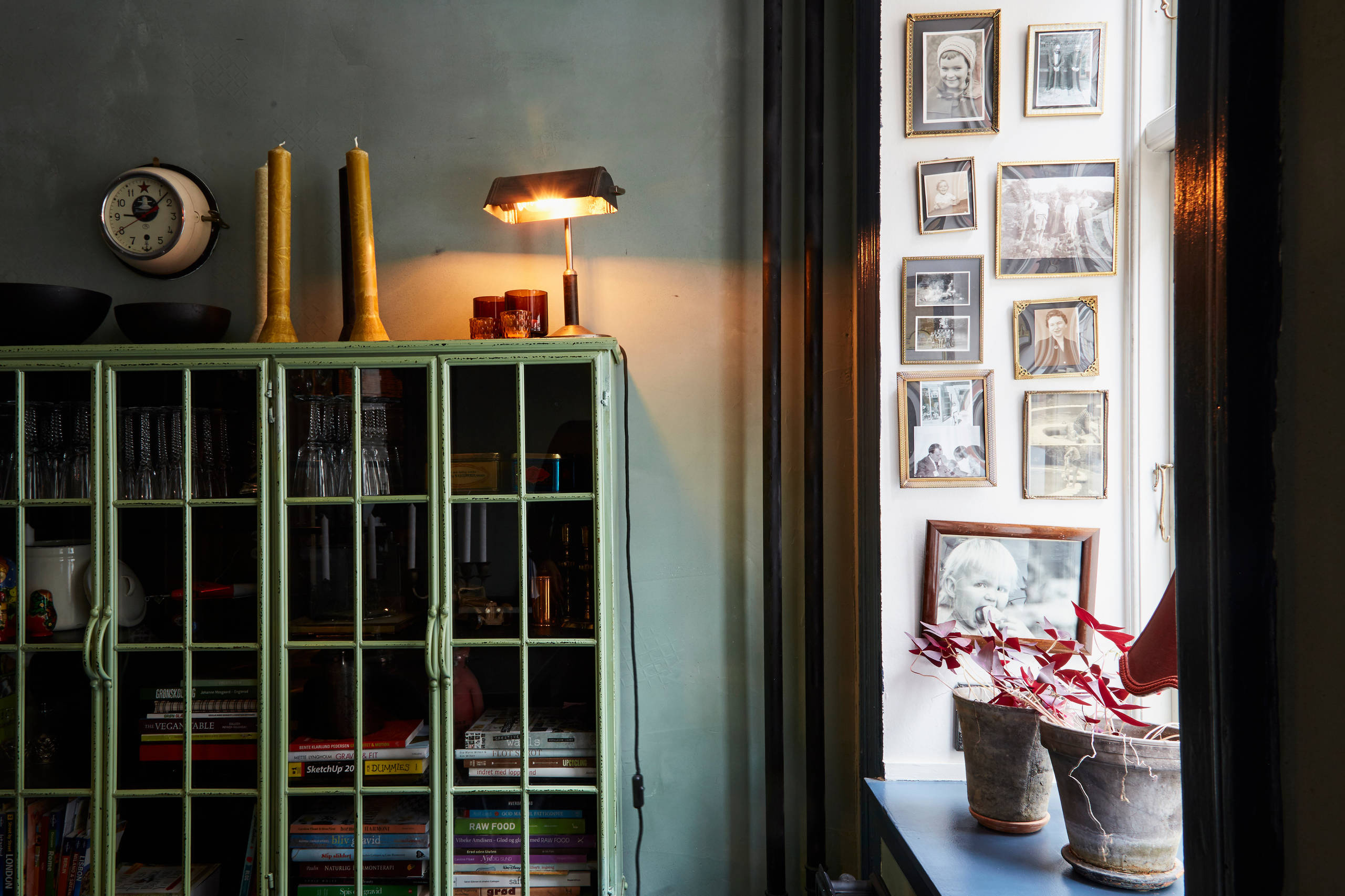 Houzz Дания: Квартира в темных тонах с золотым узором на потолке