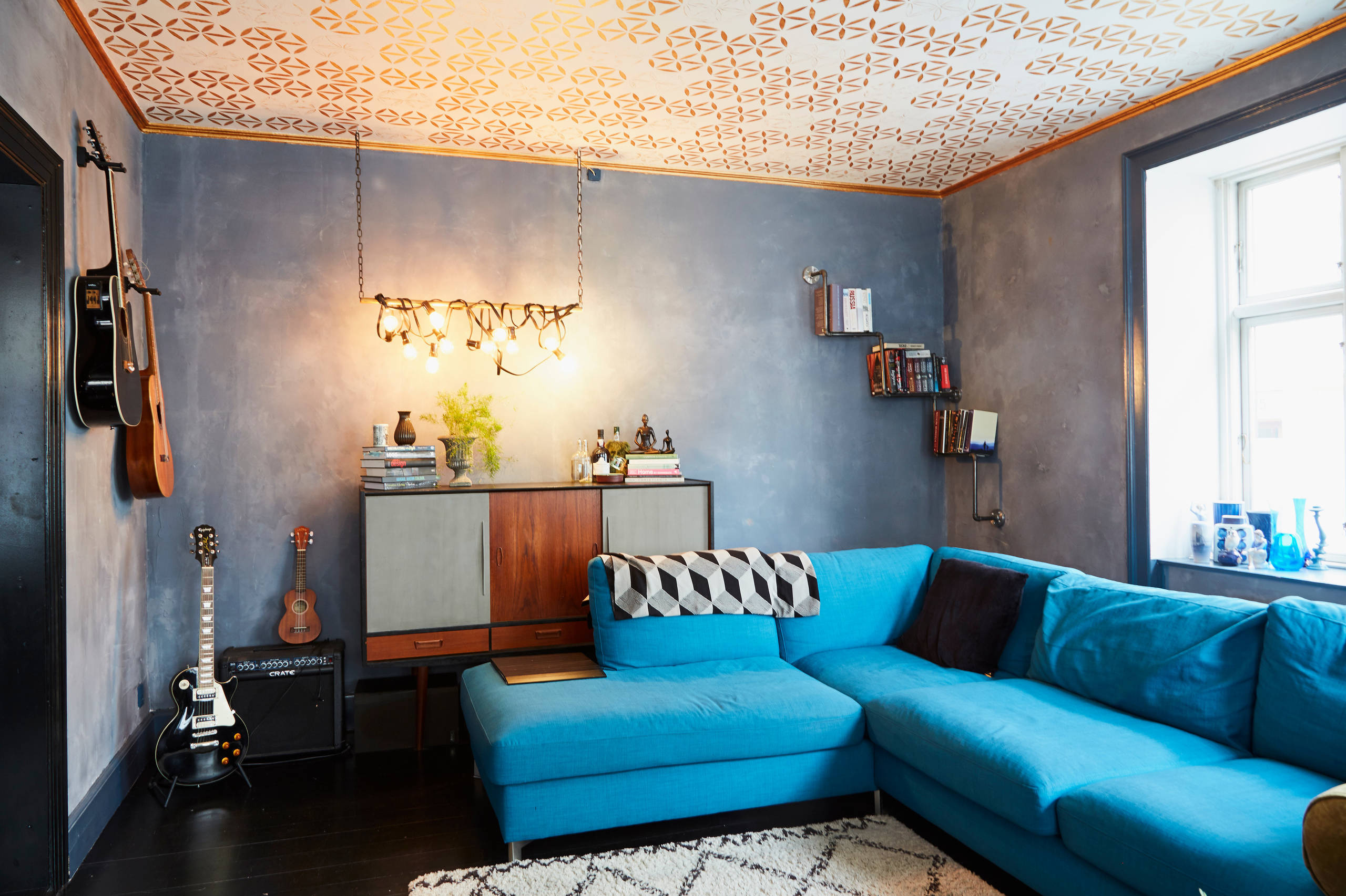 Houzz Дания: Квартира в темных тонах с золотым узором на потолке