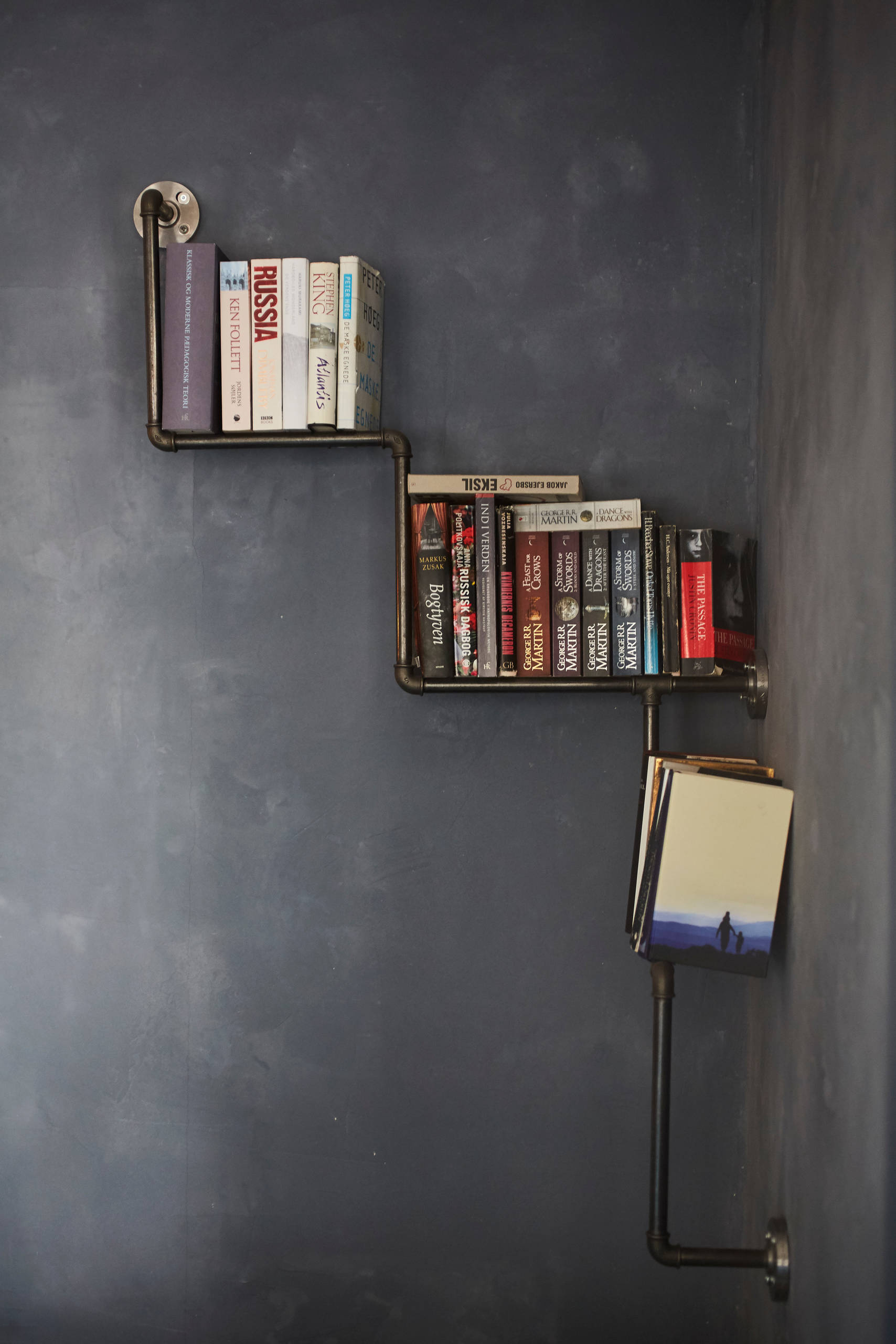 Houzz Дания: Квартира в темных тонах с золотым узором на потолке