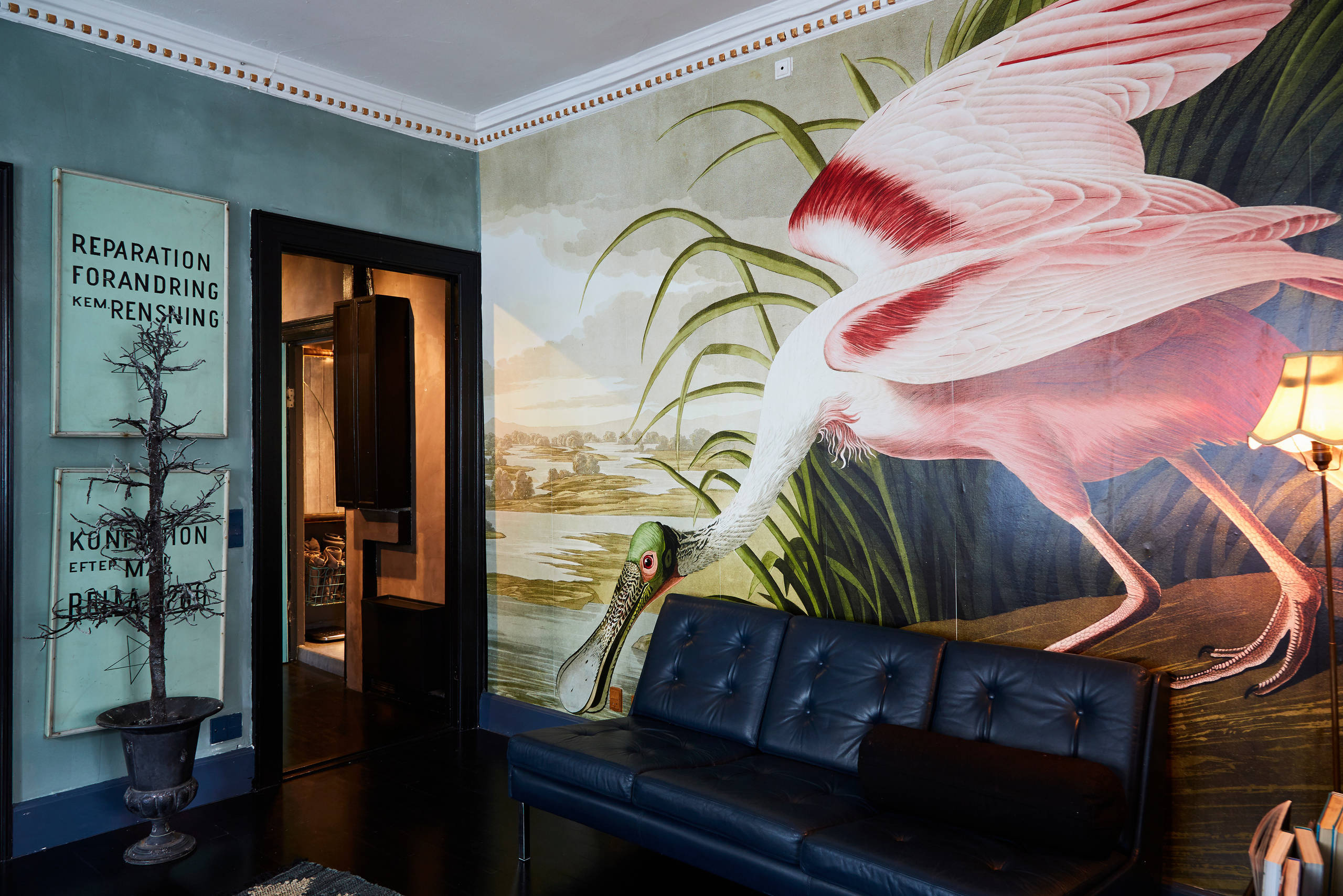 Houzz Дания: Квартира в темных тонах с золотым узором на потолке