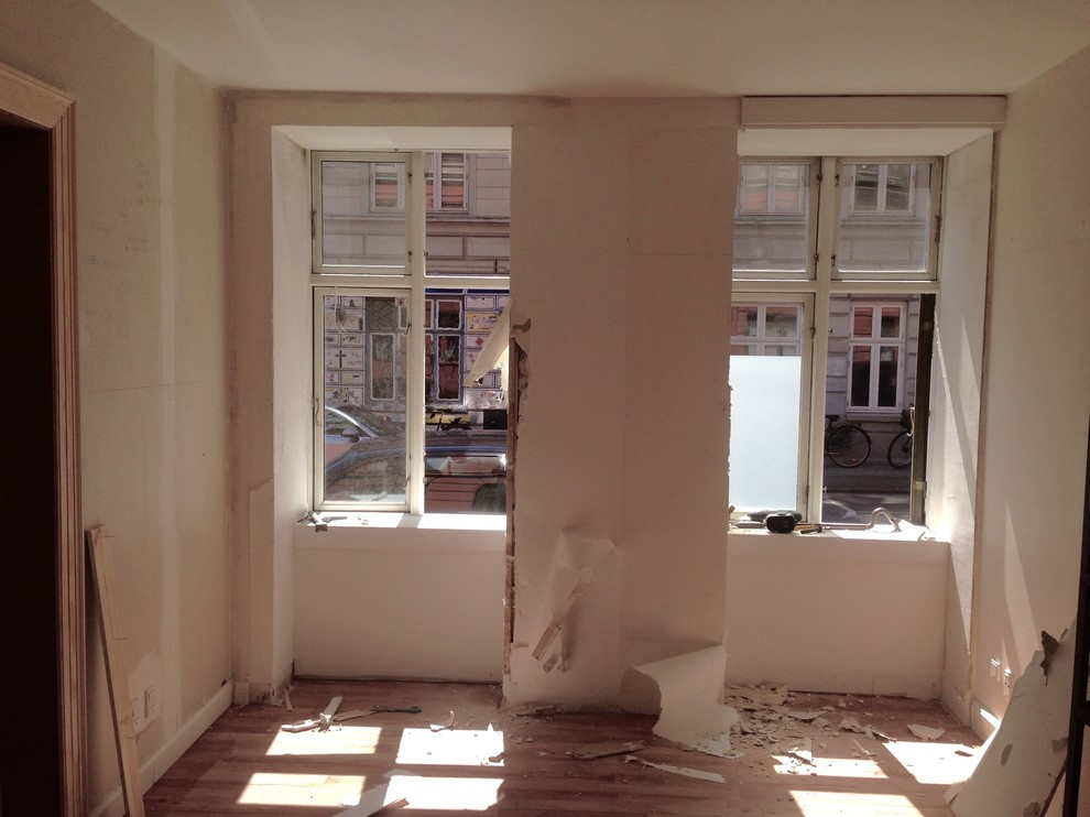 Houzz Дания: Квартира в темных тонах с золотым узором на потолке