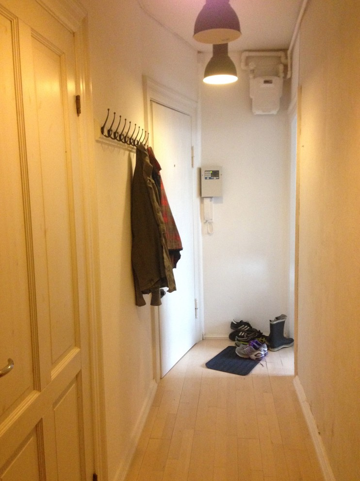 Houzz Дания: Квартира в темных тонах с золотым узором на потолке