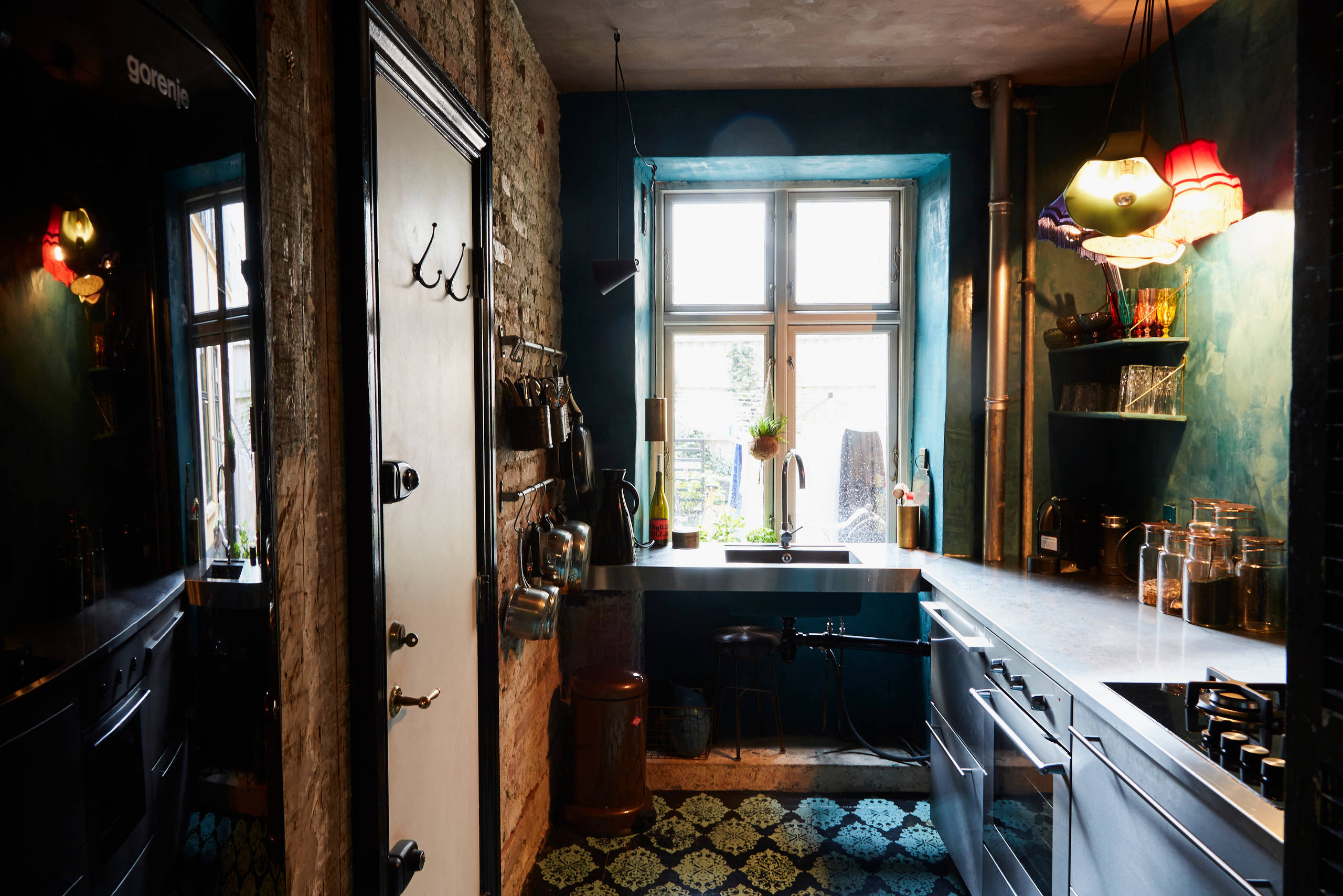 Houzz Дания: Квартира в темных тонах с золотым узором на потолке