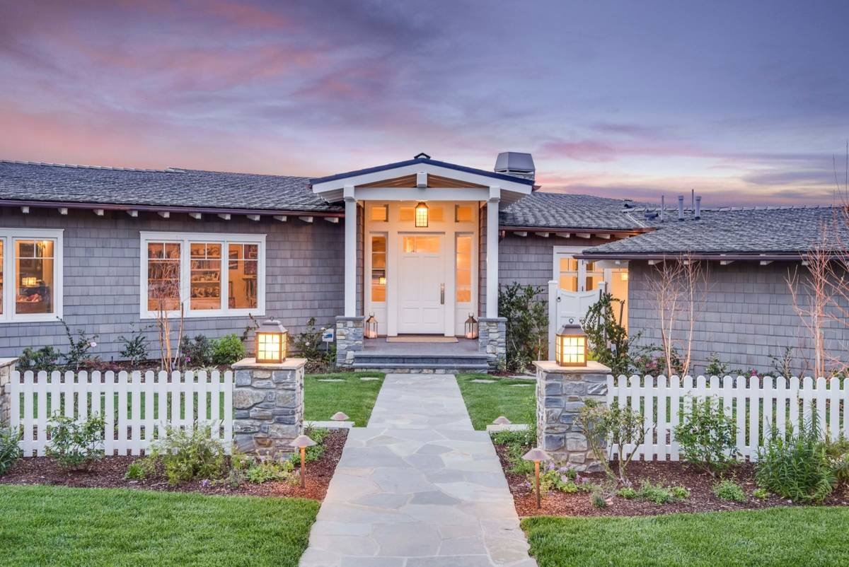 Хороший вопрос: Зачем дому крыльцо?