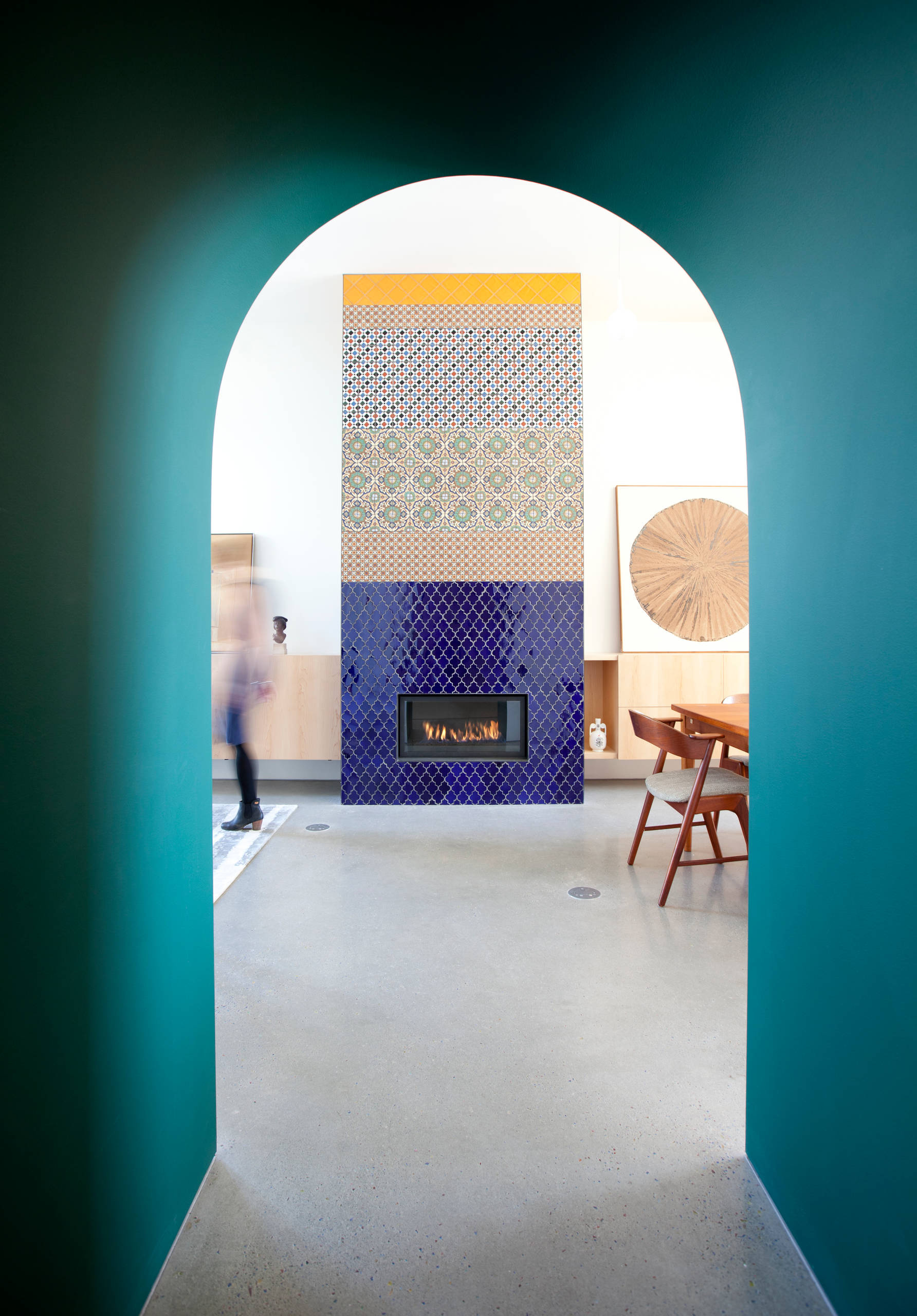 Houzz Канада: Современный дом c яркими акцентами для большой семьи