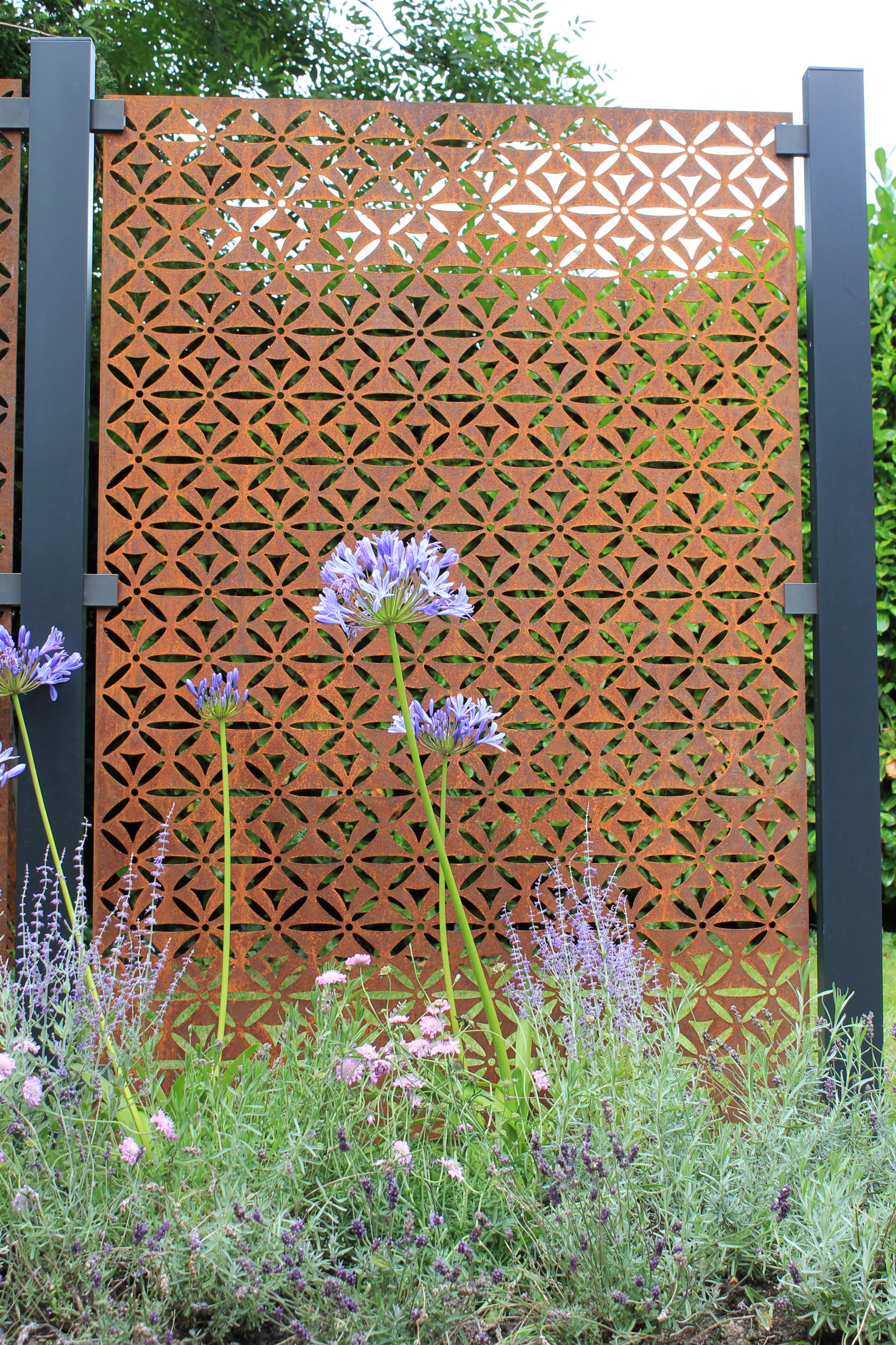 Проблема и решение: Как сделать сад менее заметным для соседей