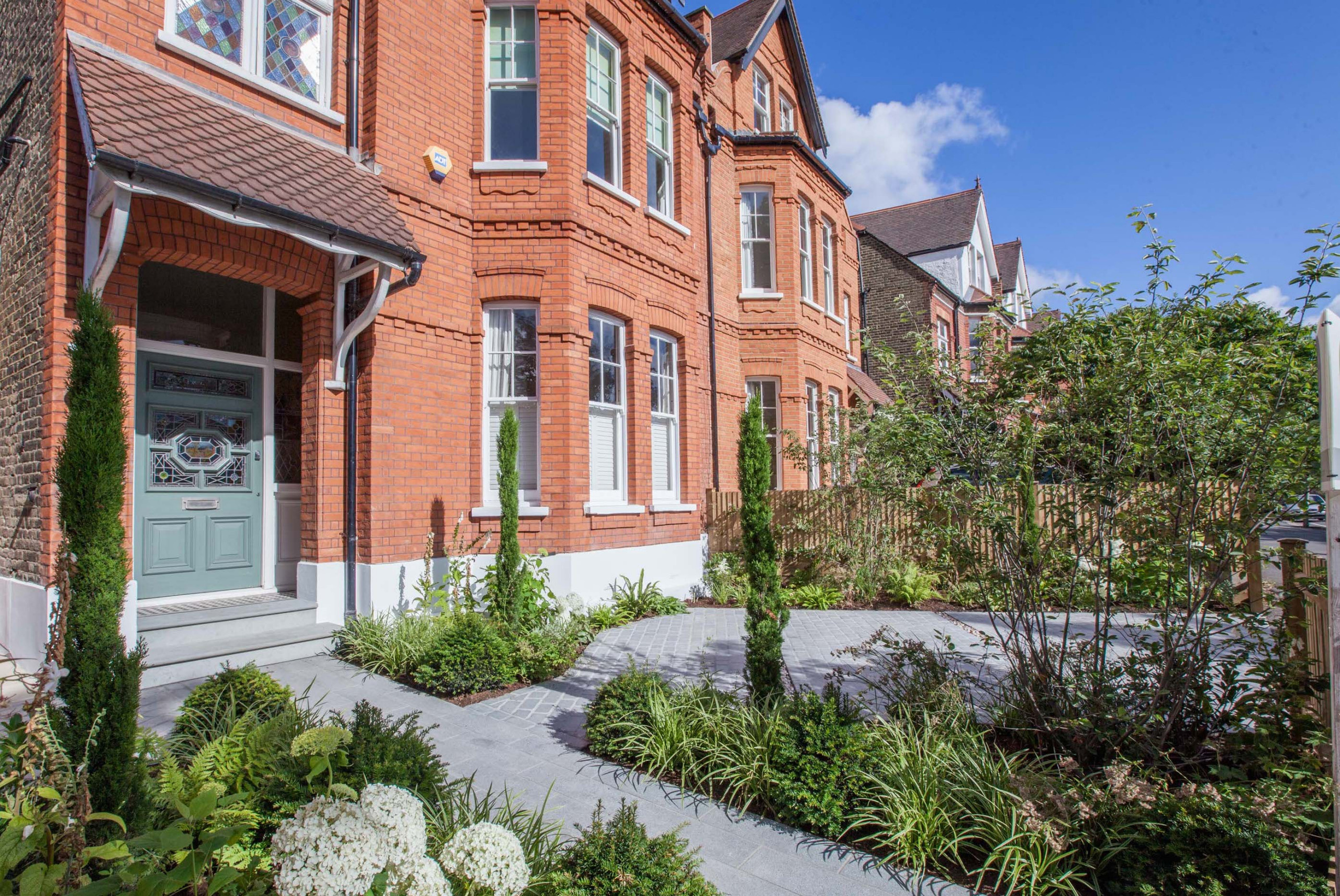 До и после: Крошечный сад при таунхаусе