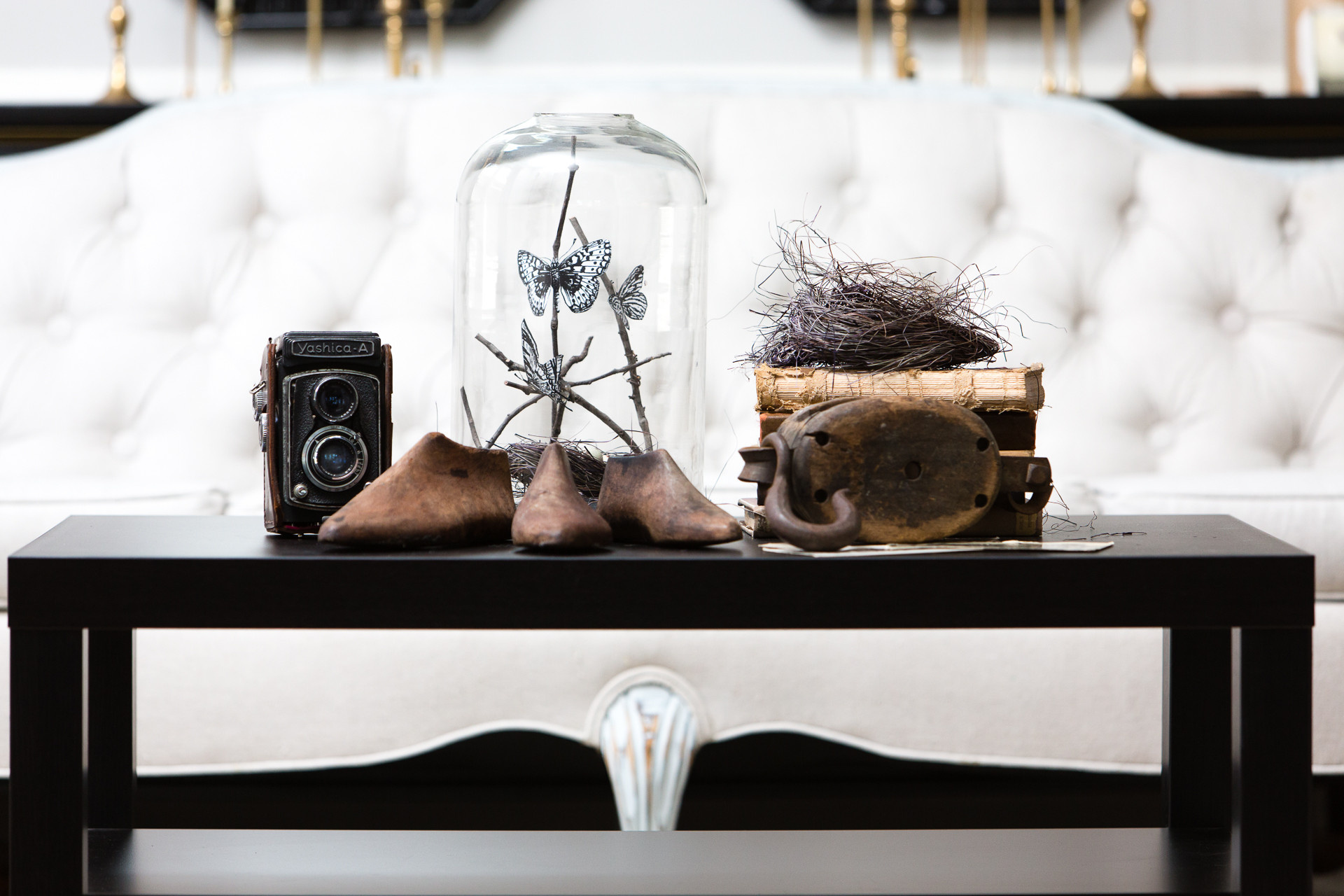 Хороший вопрос: Как правильно декорировать журнальный столик?