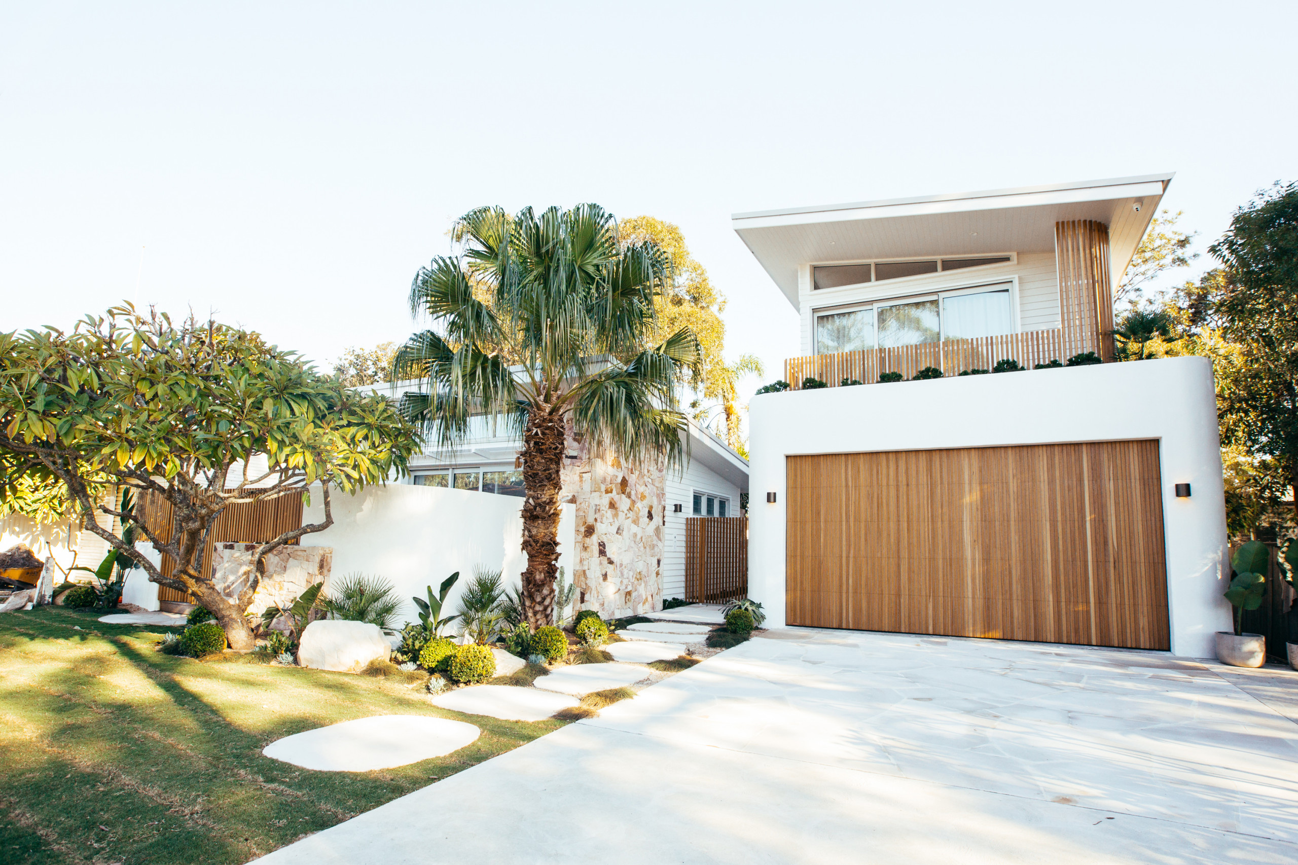 Фотоохота: 27 идей, как сделать гараж украшением фасада дома