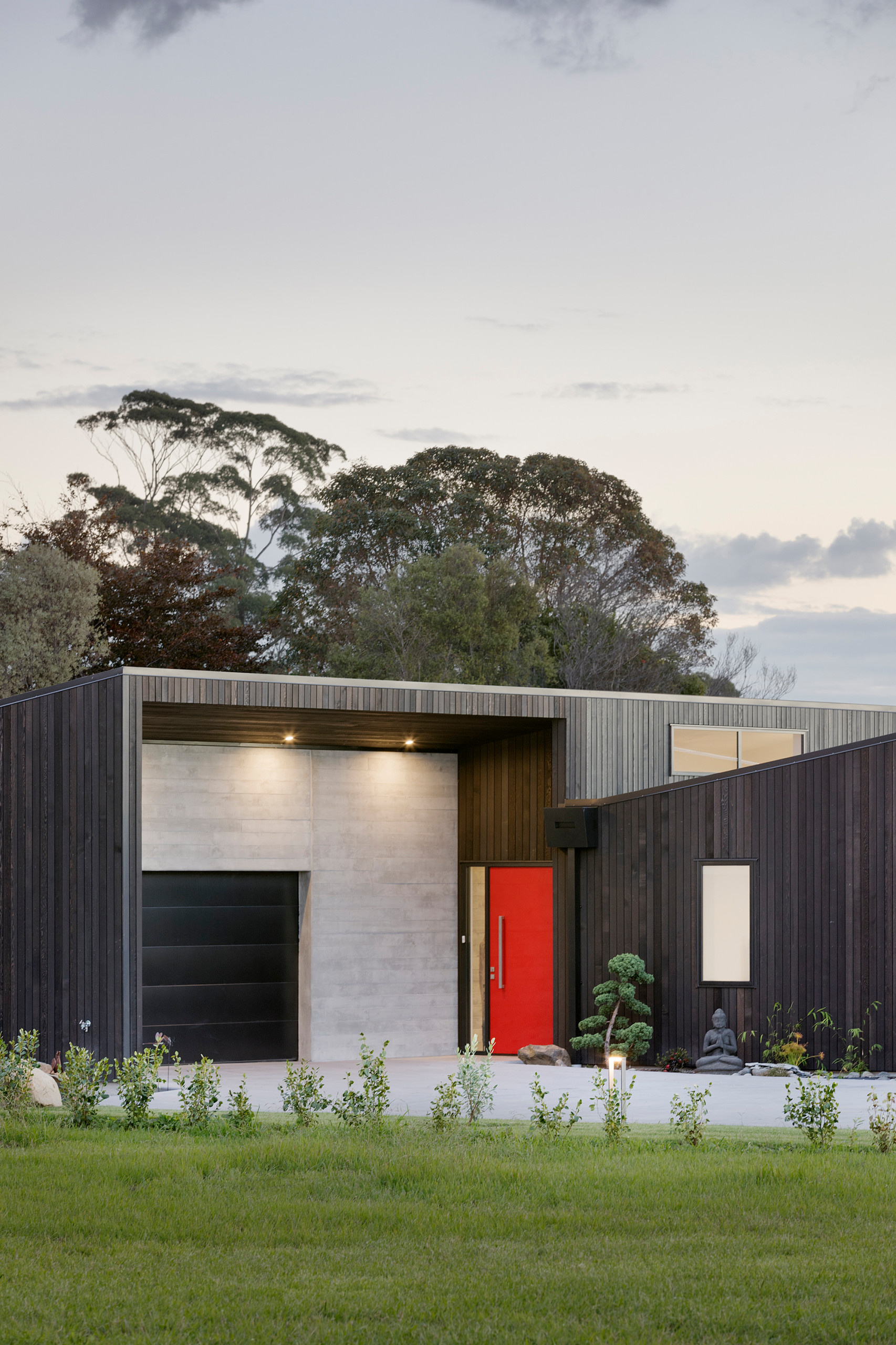 Фотоохота: 27 идей, как сделать гараж украшением фасада дома